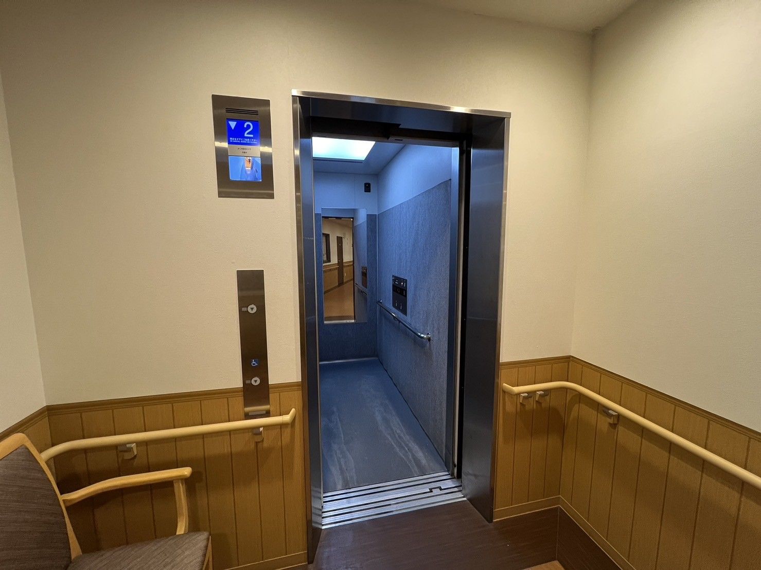 バリアフリー設計のエレベーター前