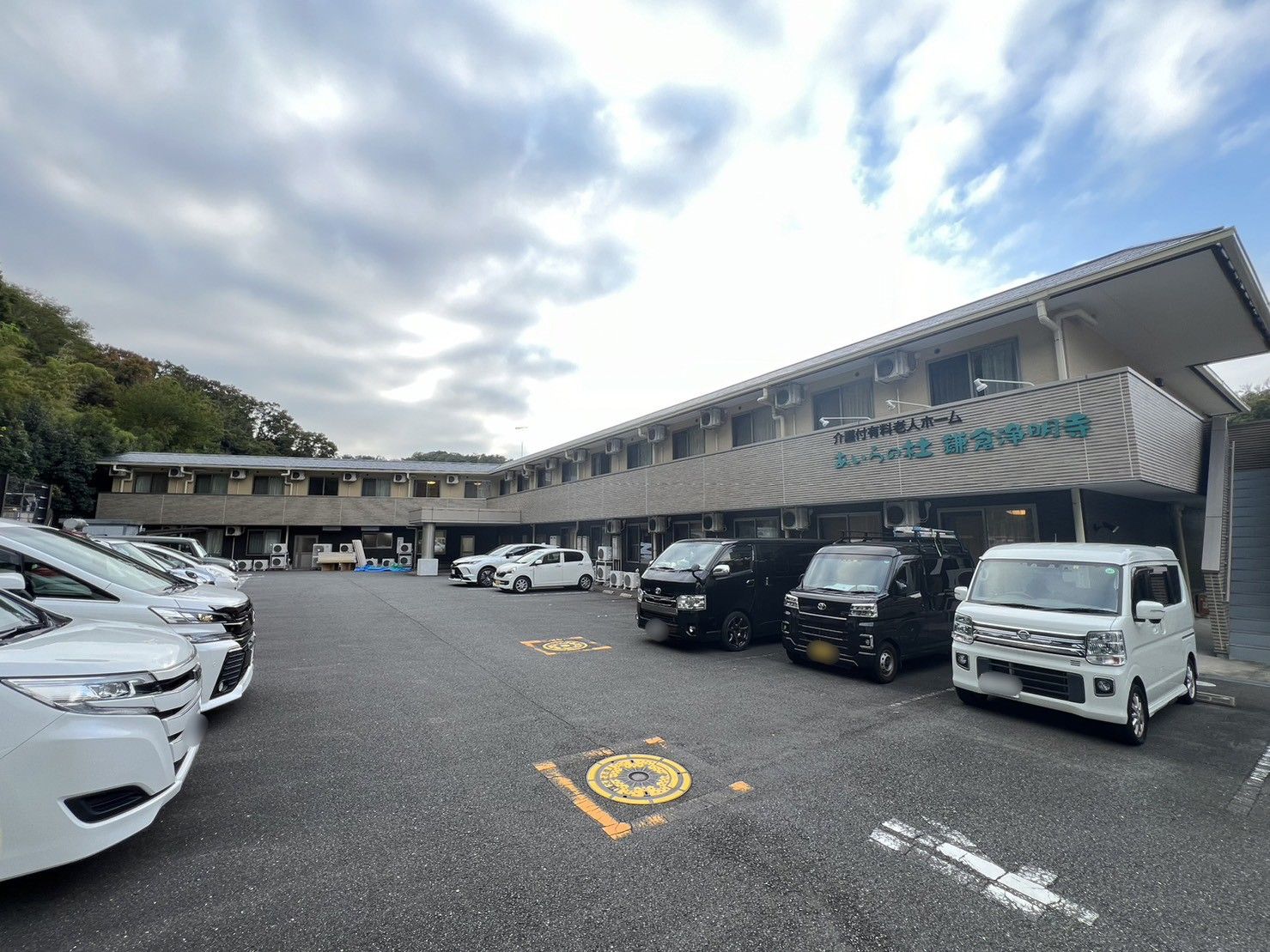 広々とした駐車場の施設