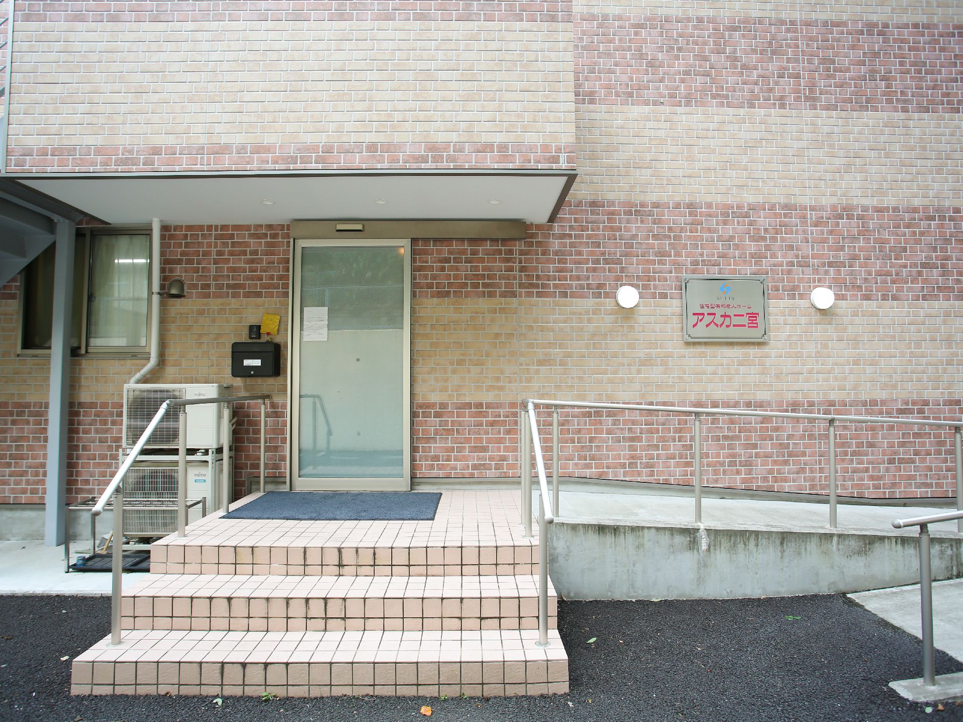 段差があまりなく、手すりが取り付けられている玄関