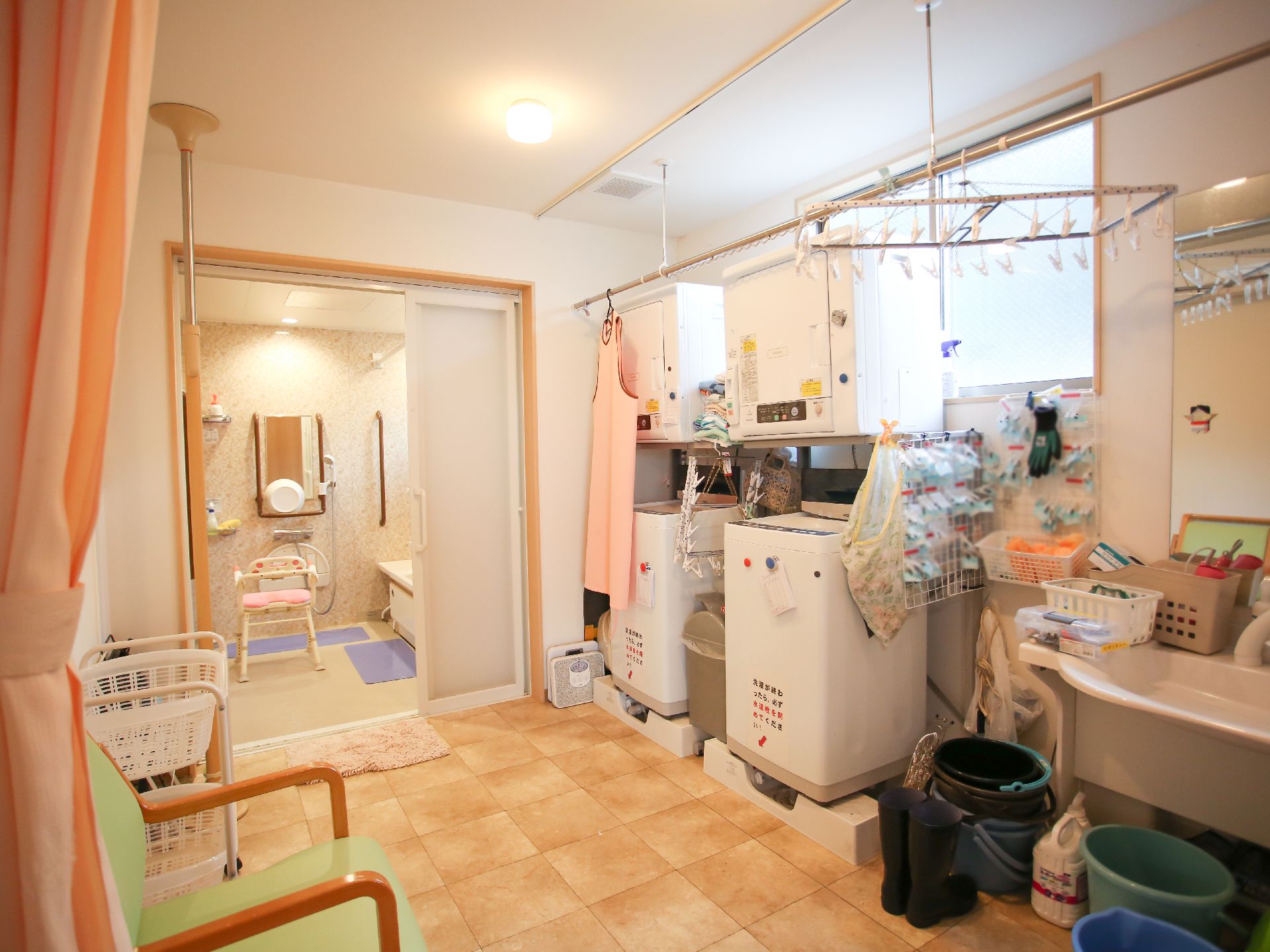 椅子や手すりが設置されている脱衣所