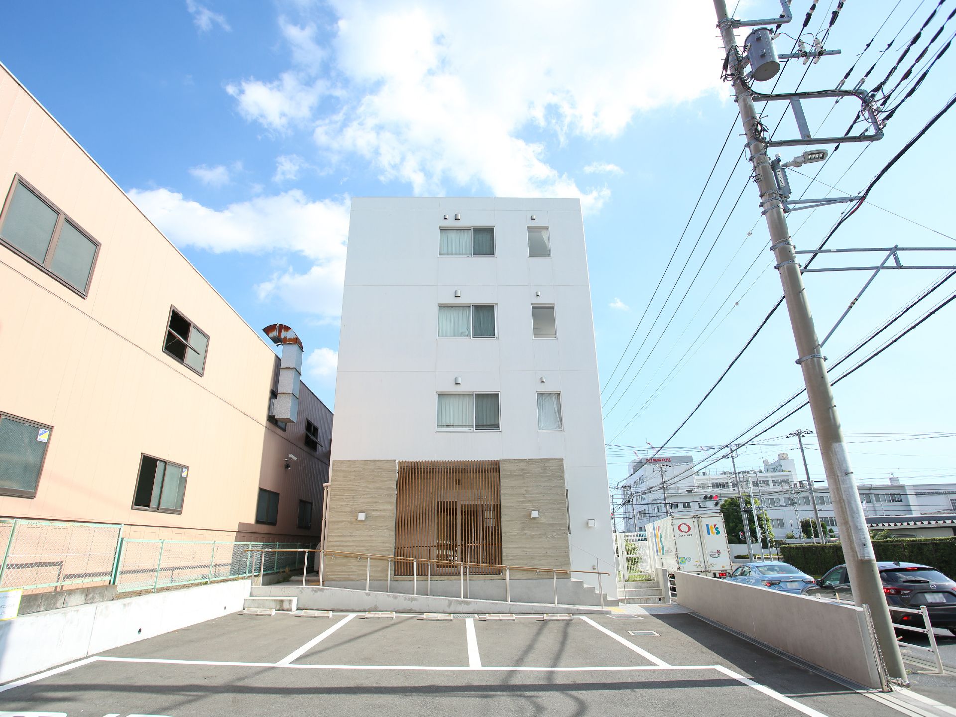 白色を基調とした４階建ての老人ホーム