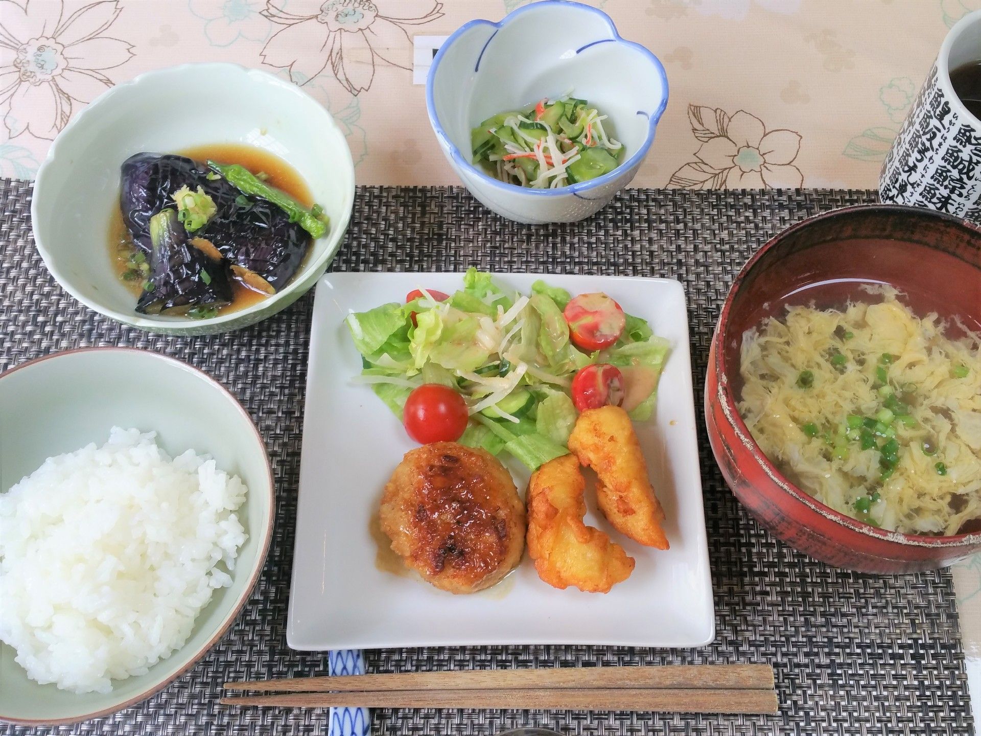 ご飯とみそ汁、おかずが数種類の食べ物がそろったある日のメニュー例