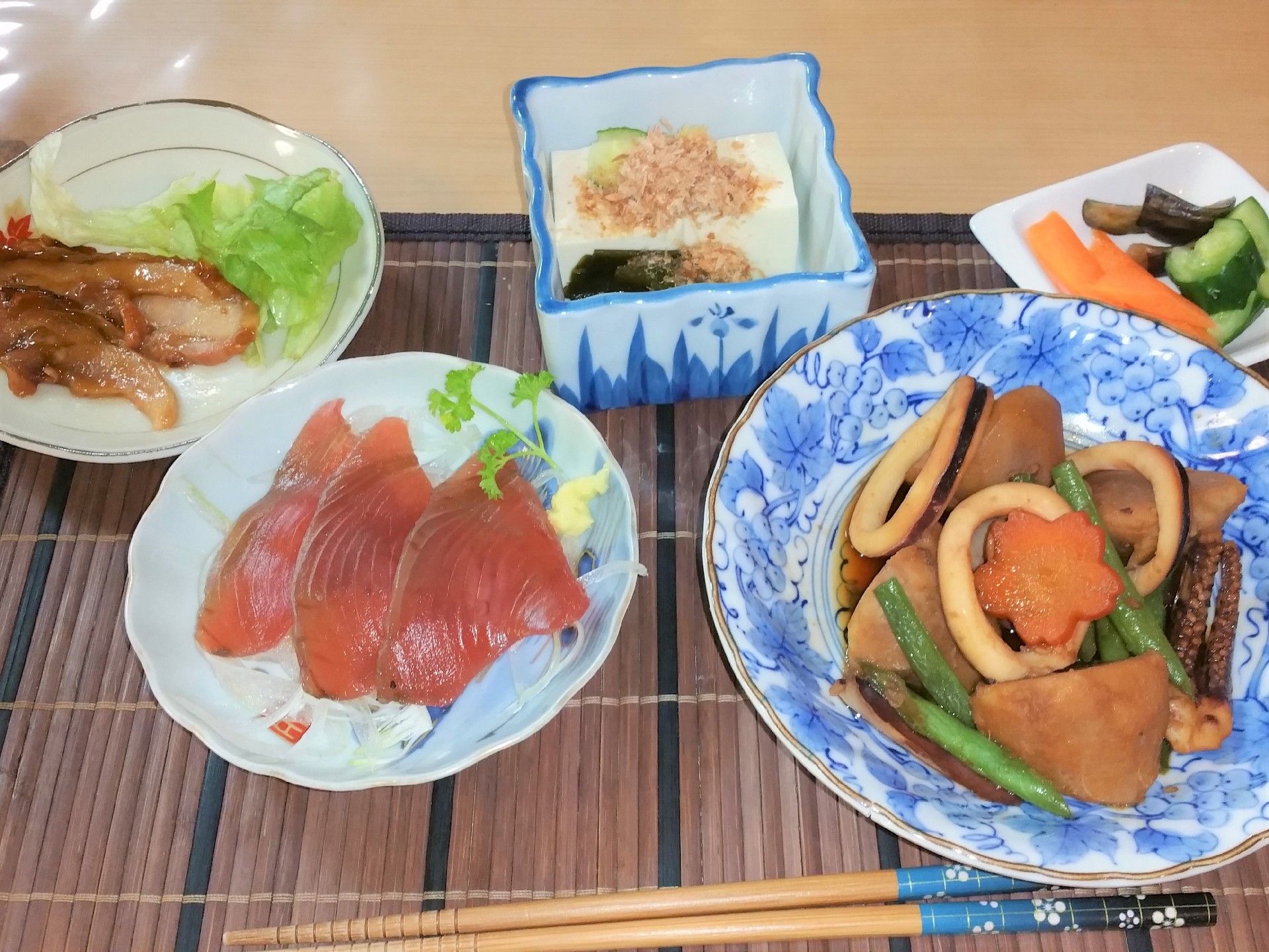 様々なおかずがそろったある日のメニュー例。お刺身や冷ややっこがある様子