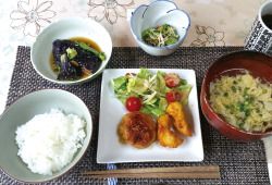 サラダとハンバーグ、茄子の煮物とかきたま汁が付いたメニュー
