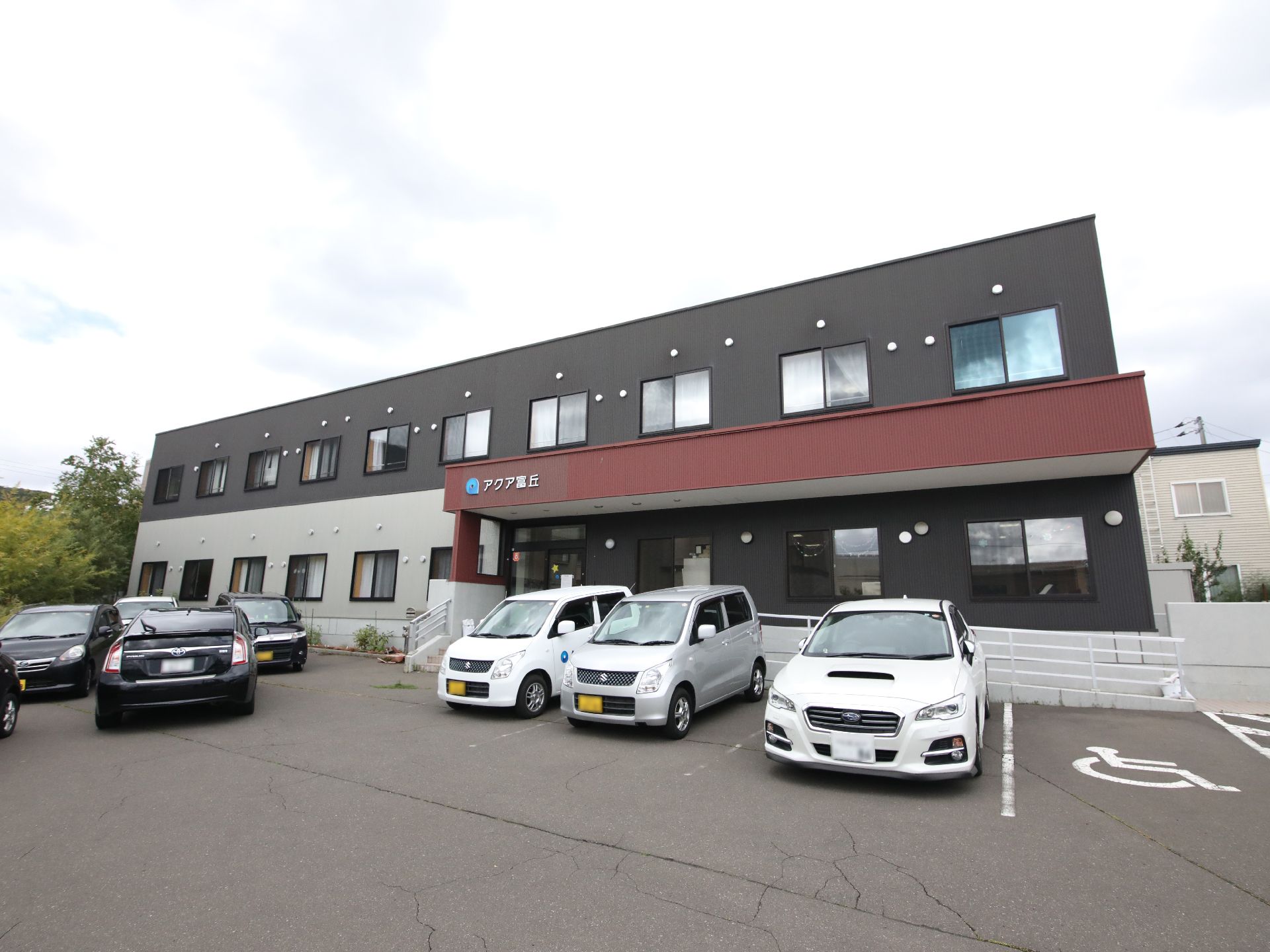 高級マンションのような形をしている介護施設の外観