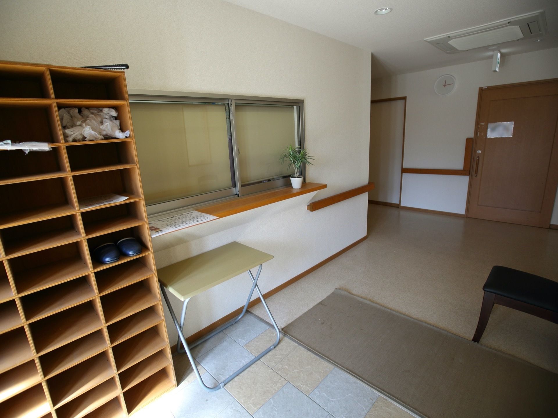 靴箱を備え、玄関の整理整頓をしている。スタッフが常駐する受付を設け、入居者様の見守りおよび来訪者様の応対をしている。