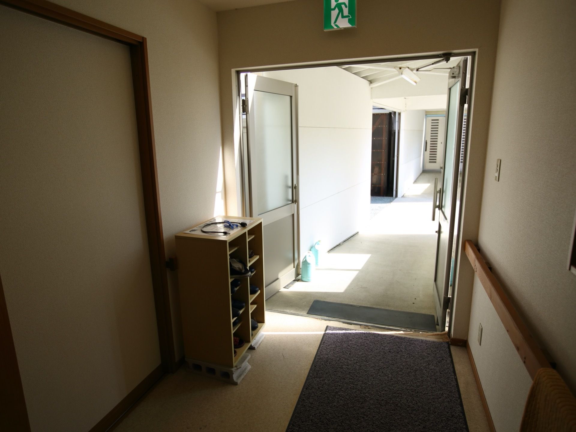 非常口には避難誘導灯を設置し、万が一の際にスムーズに避難できる経路を確保している。入居者様が安心した暮らしを送れるよう環境を整えている。