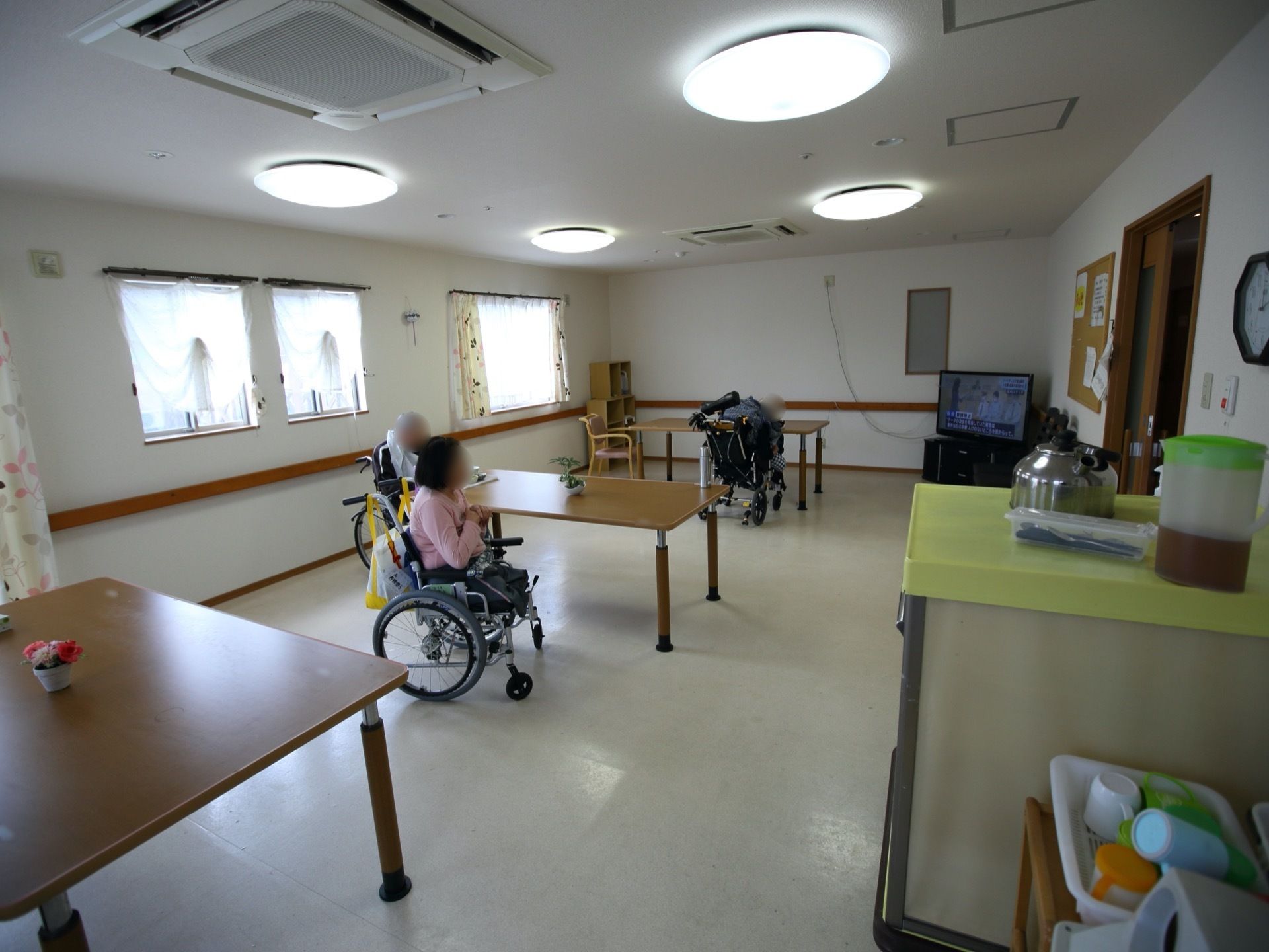 食堂兼ダイニングルームである共有スペースは、腰高窓が多く、大変明るい場所である。読書やテレビ観賞など好みの時間を過ごすことができる。