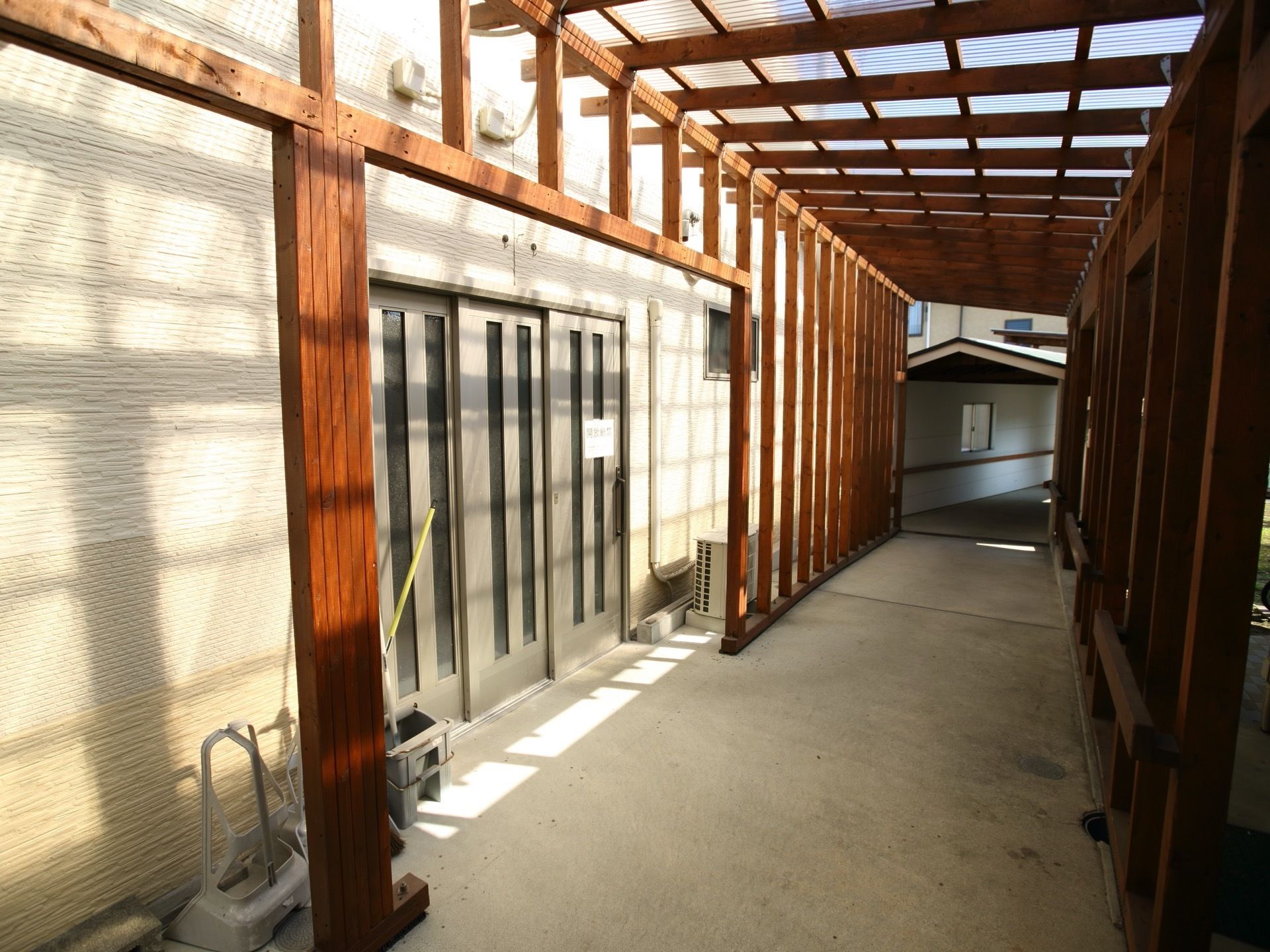 施設に沿って屋根通路が設置されているため、天候が悪い日でも移動しやすい。きちんと整備された通路で、体を安定させながら歩くことができる。