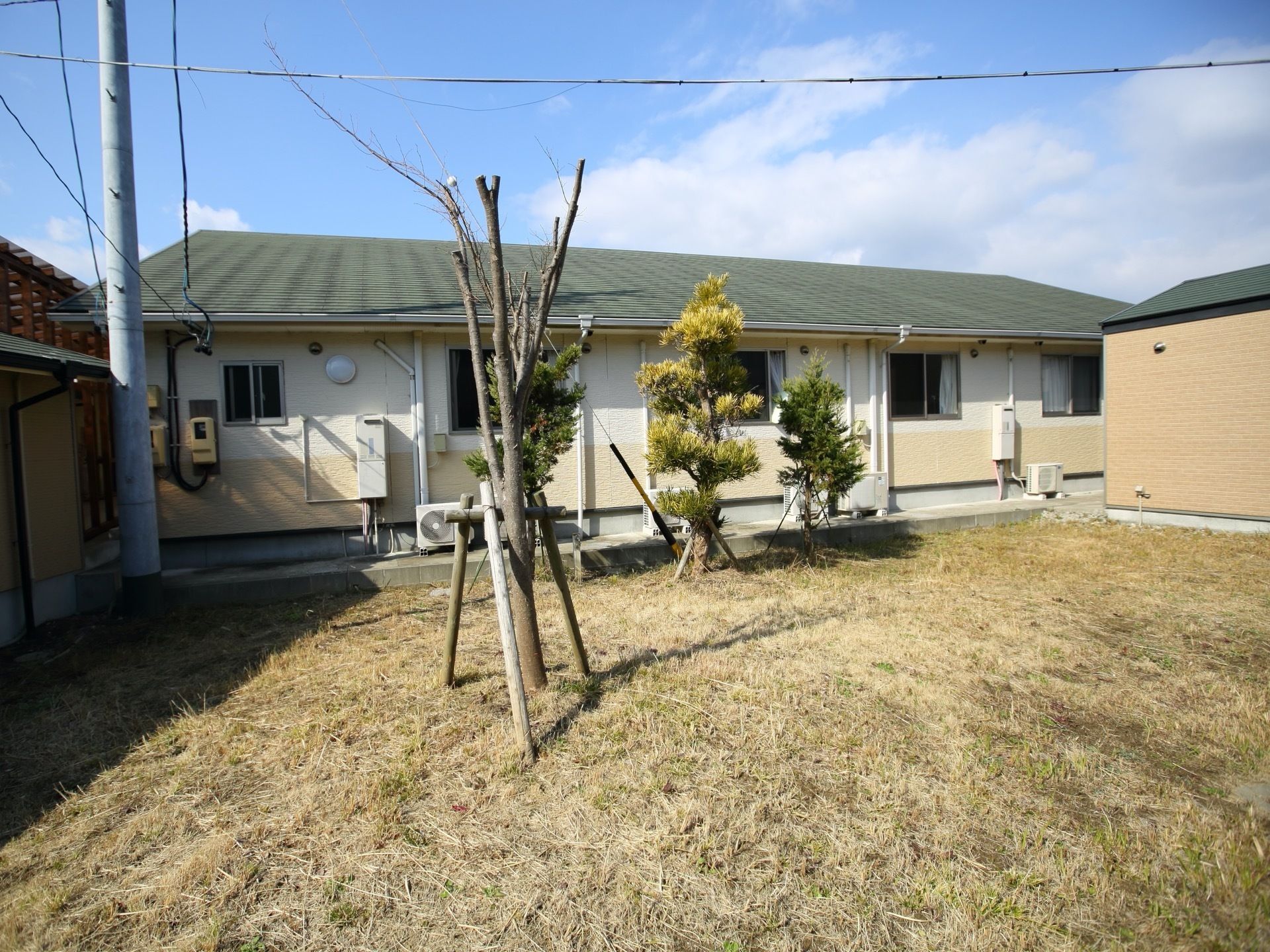 日当たりが良く、手入れの行き届いた庭である。施設と隣接しているため、入居者様が気軽に出歩くことができる。