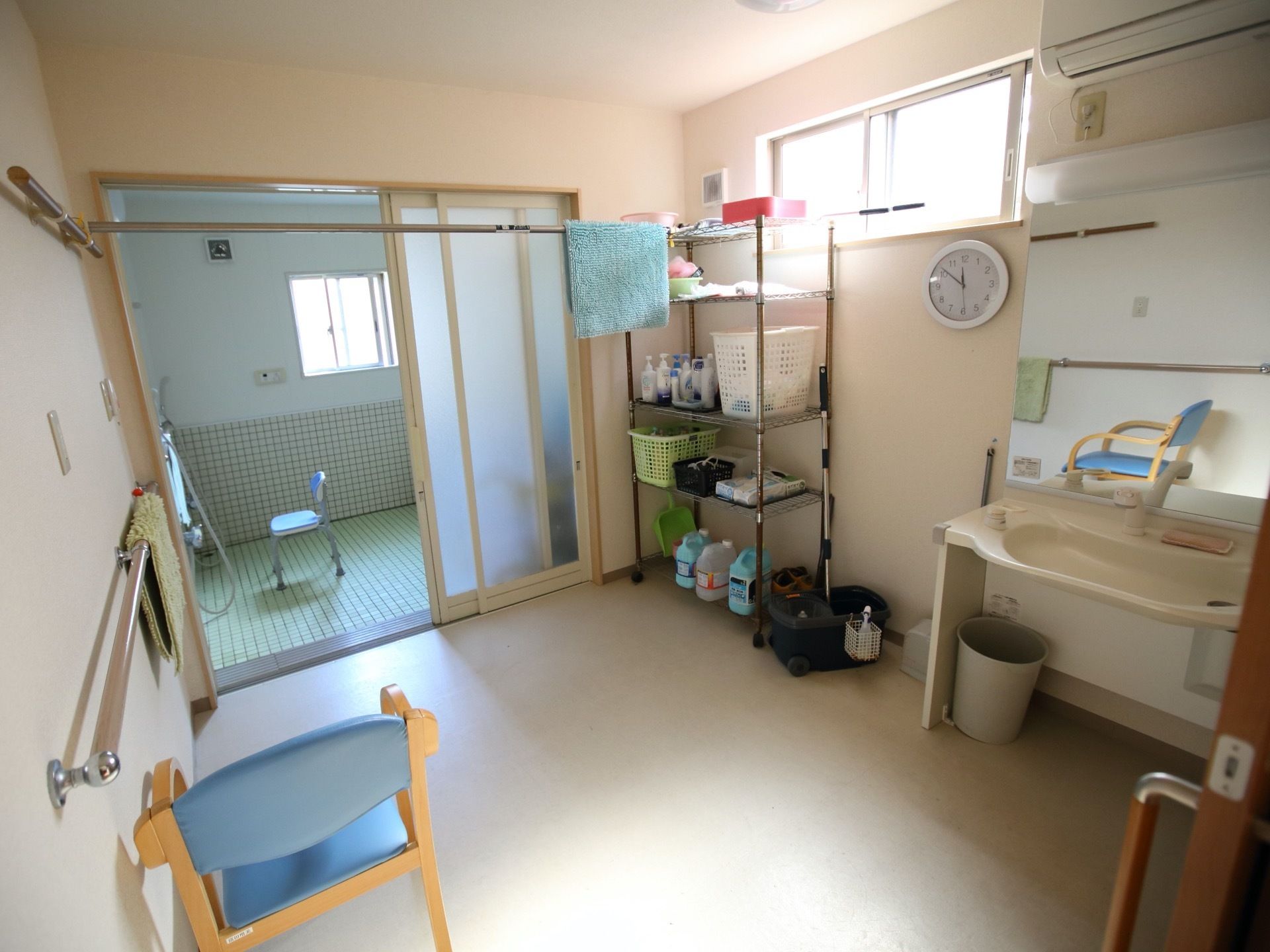 車椅子のままでも出入りできる広い脱衣所である。肘掛け椅子が置かれ、洋服の着脱も座りながら行なうことができる。