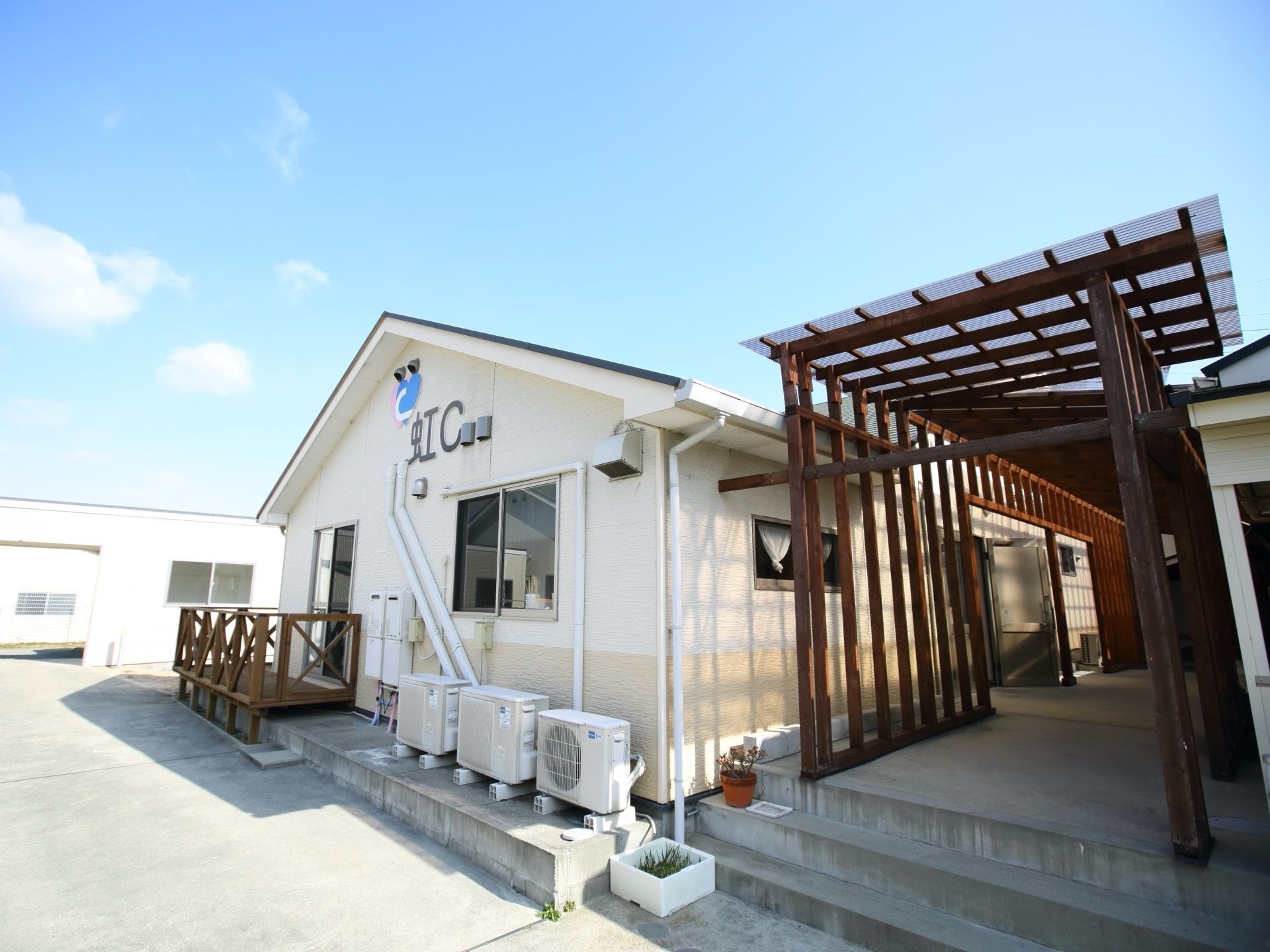 こぢんまりとしていて、すっきりした外観である。屋根付きの通路が設置され、施設の外も移動しやすい造りになっている。