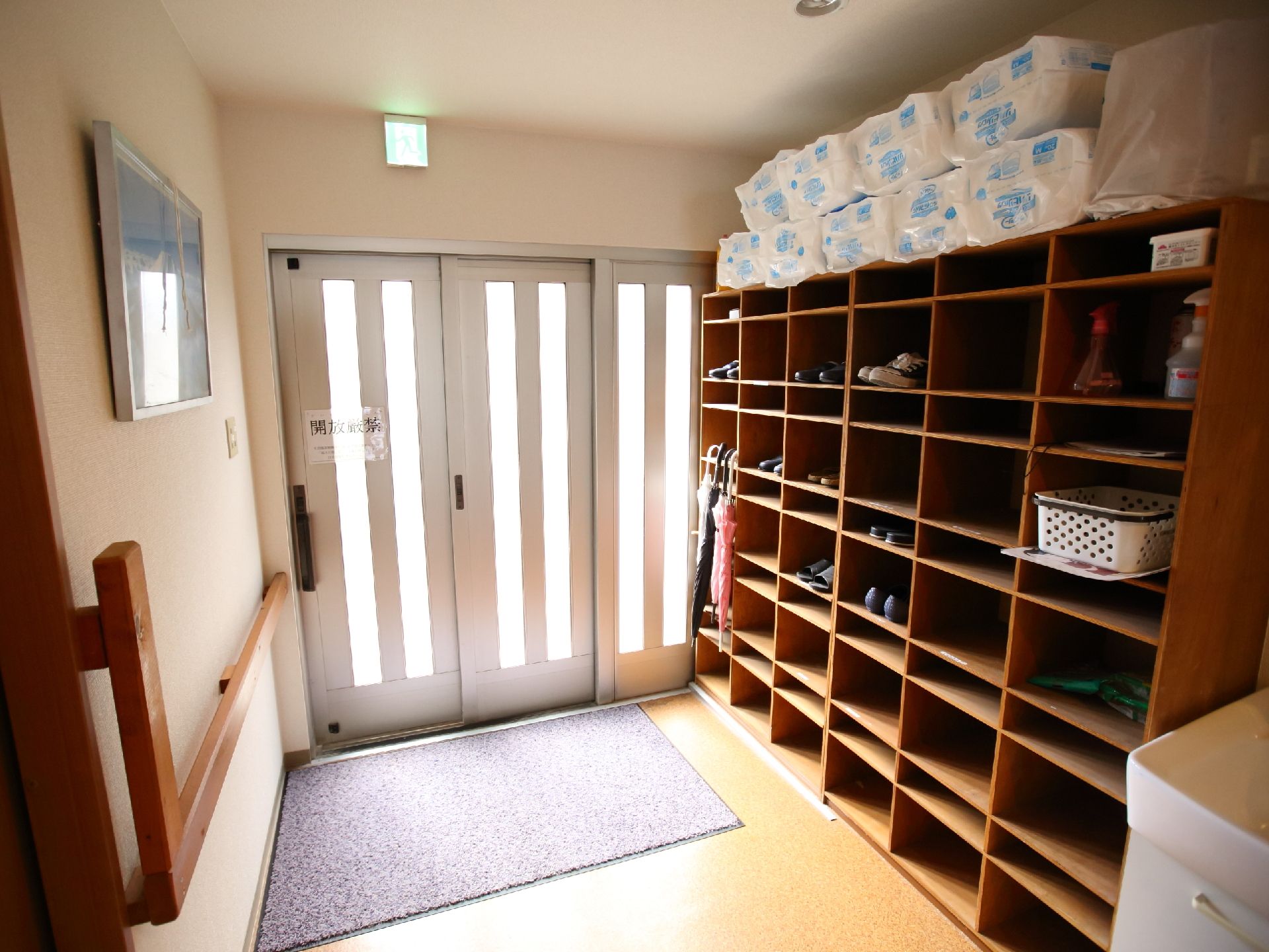 ドアの曇りガラスから、柔らかな陽の光が差し込む明るい玄関