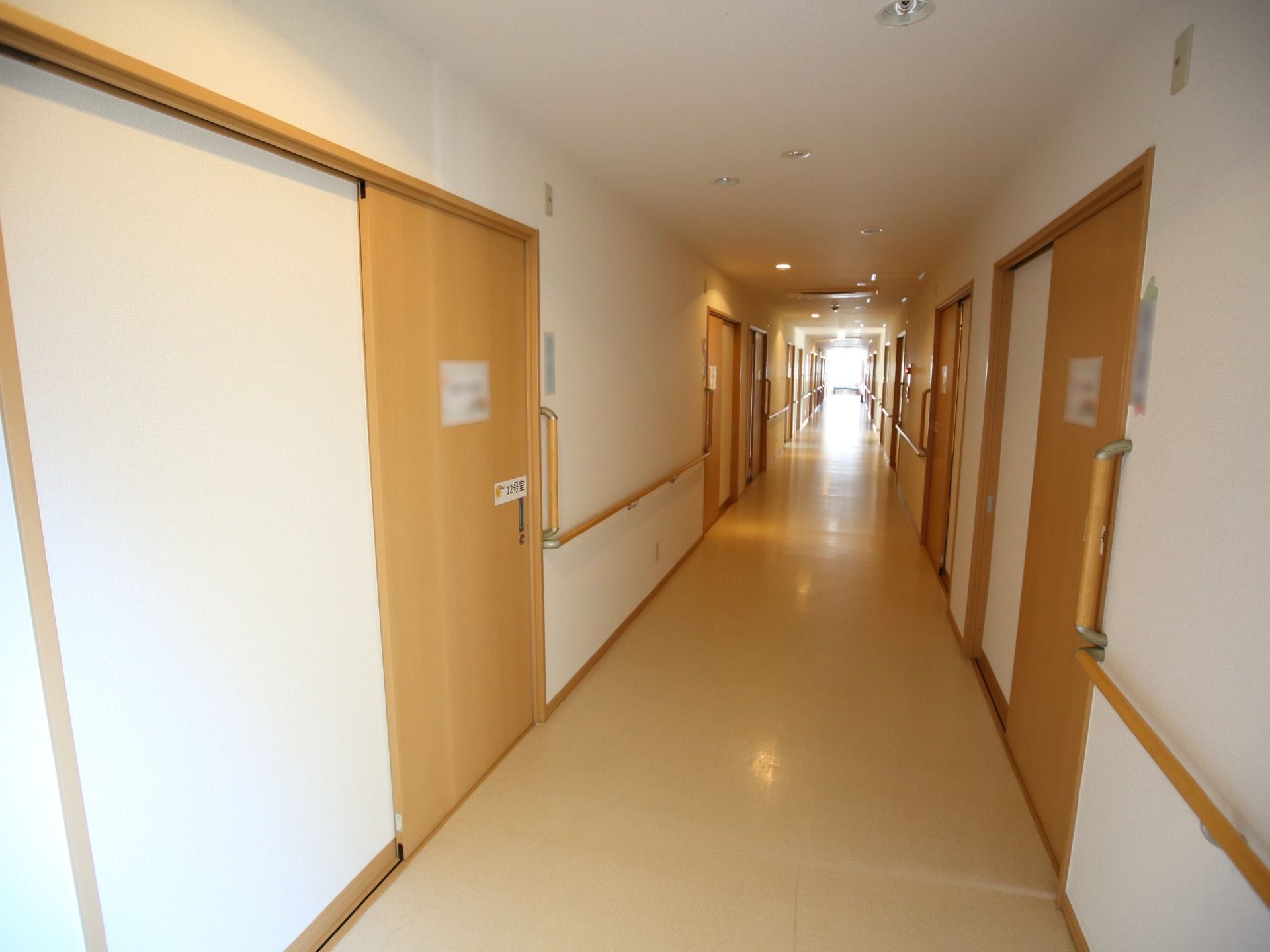 両側に居室の扉が並んだ廊下である。扉の間には手すりが備わっており、扉には鍵が掛けられるようになっている。