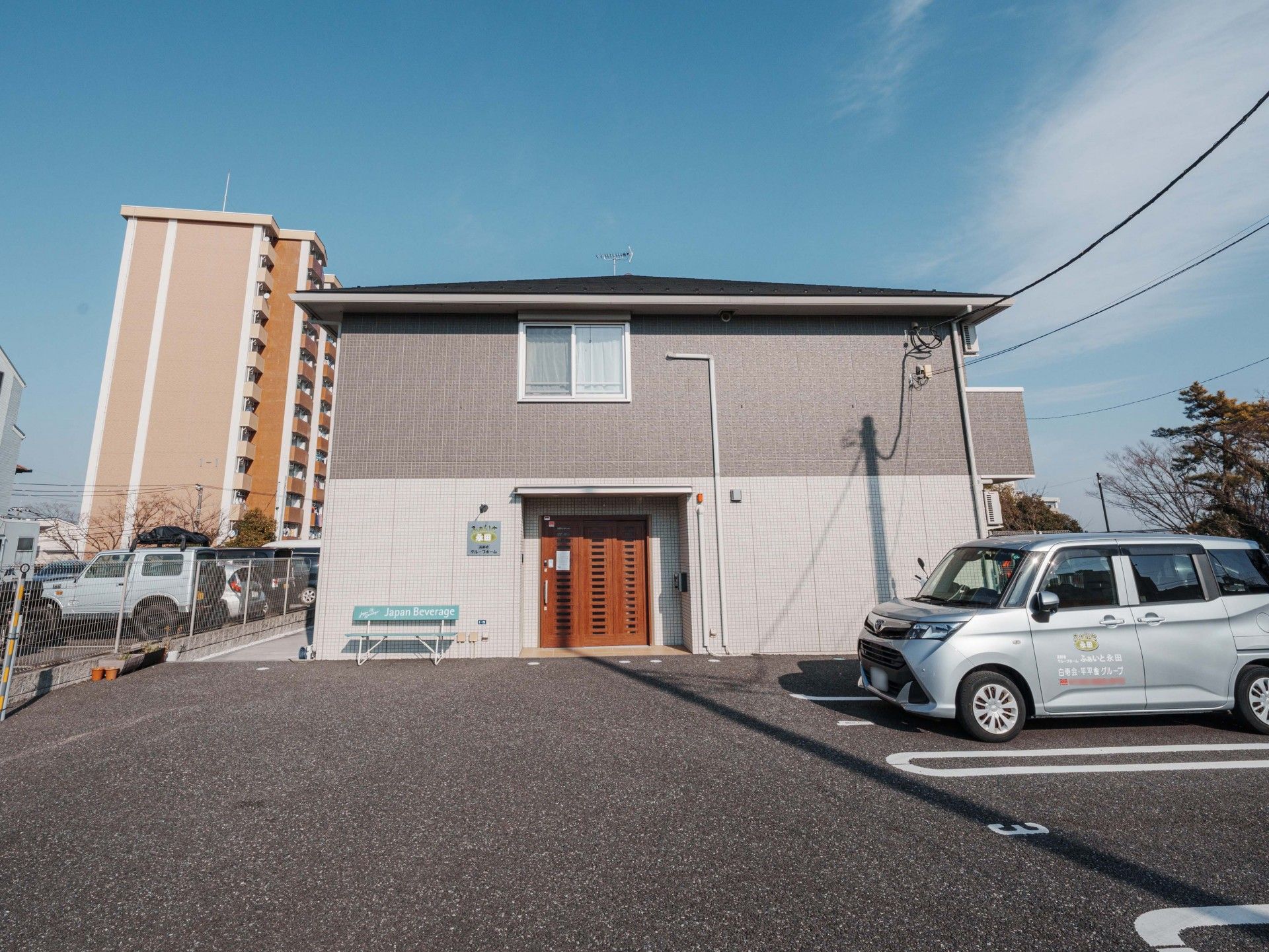 駐車場と建物の外観