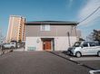 駐車場と建物の外観