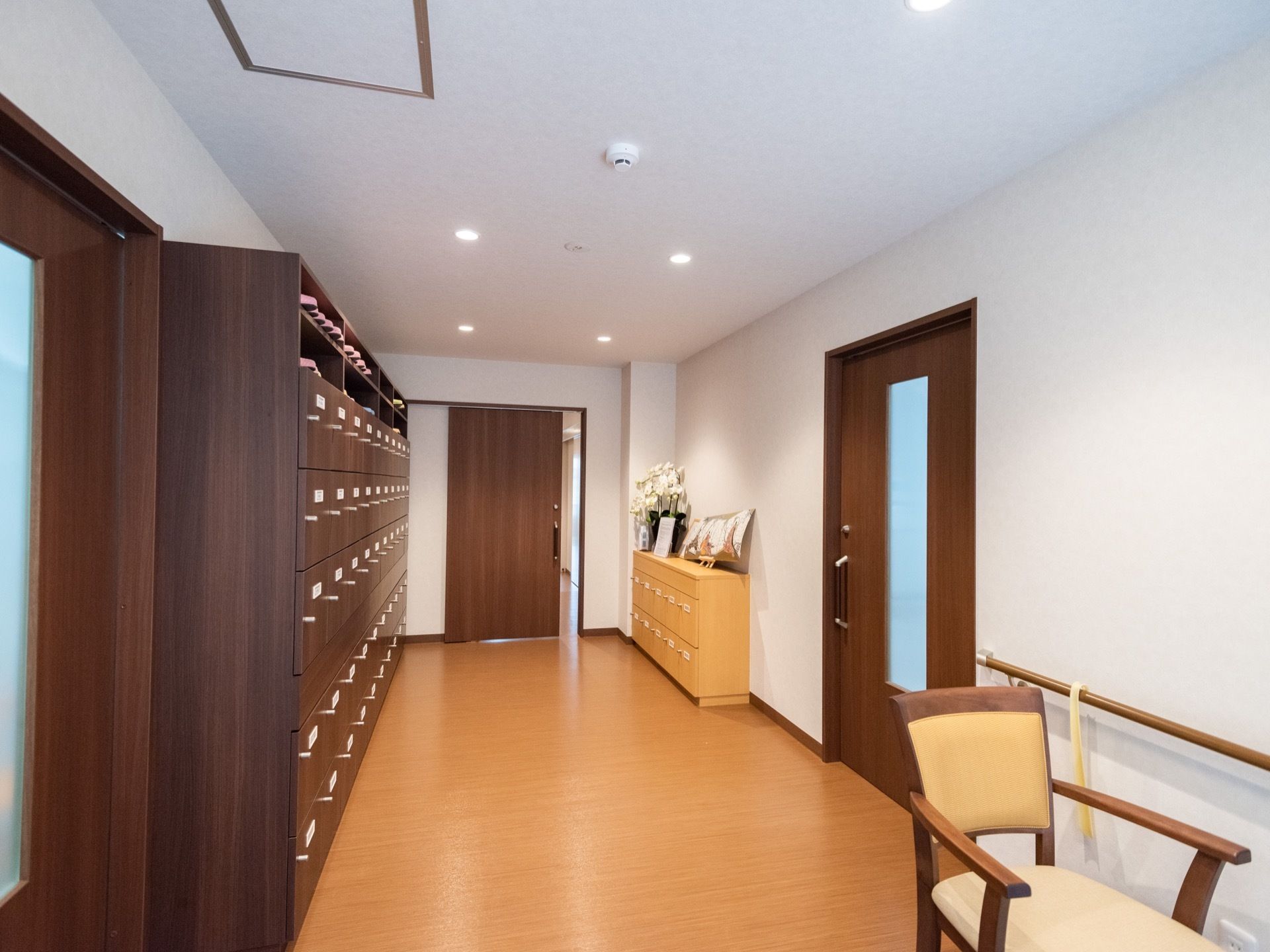 玄関には背の高い靴箱が備わっていて、入居者様の靴がすっきり収納されている。花や絵が飾られており、目の保養になっている。
