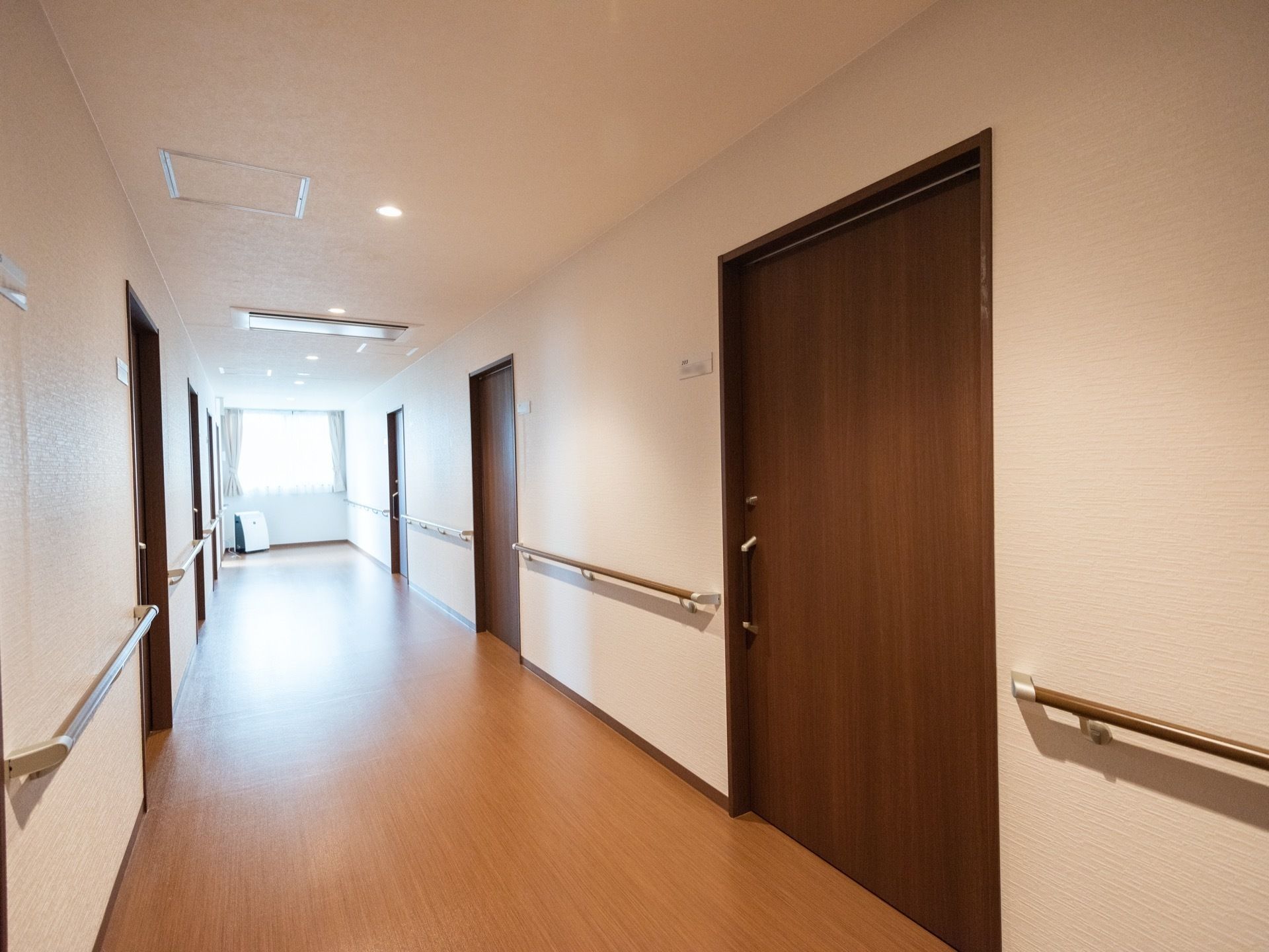 廊下の壁にはしっかりとした手すりが設置されており、できるだけ入居者様ご自身で移動できるよう配慮されている。