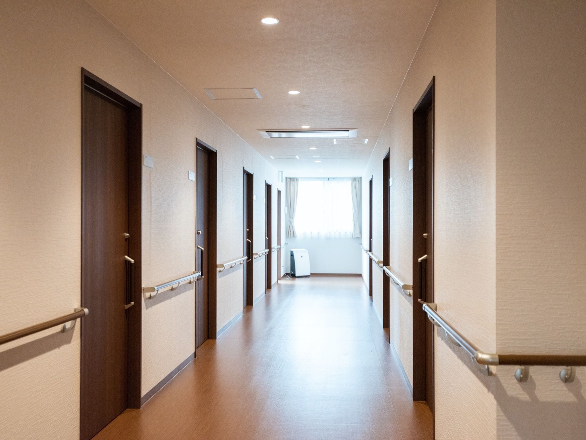 床には掃除がしやすいフローリングが敷かれており、入居者様が衛生的で健康に過ごせるよう工夫されている。