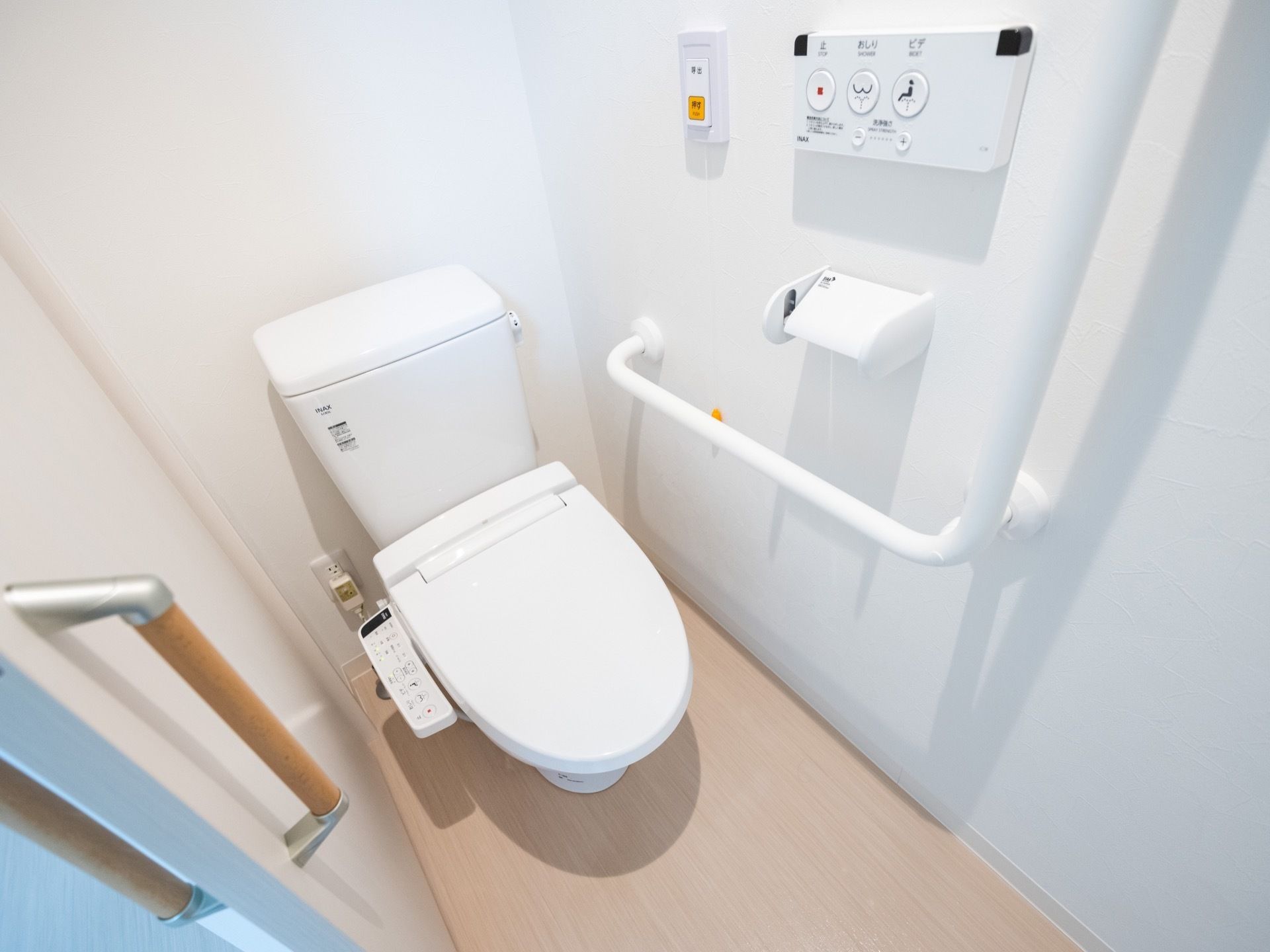清潔感のある白で統一された、居室のトイレである。手の届く範囲に、呼出ボタンが設置されており、気分が優れない際に利用できる。