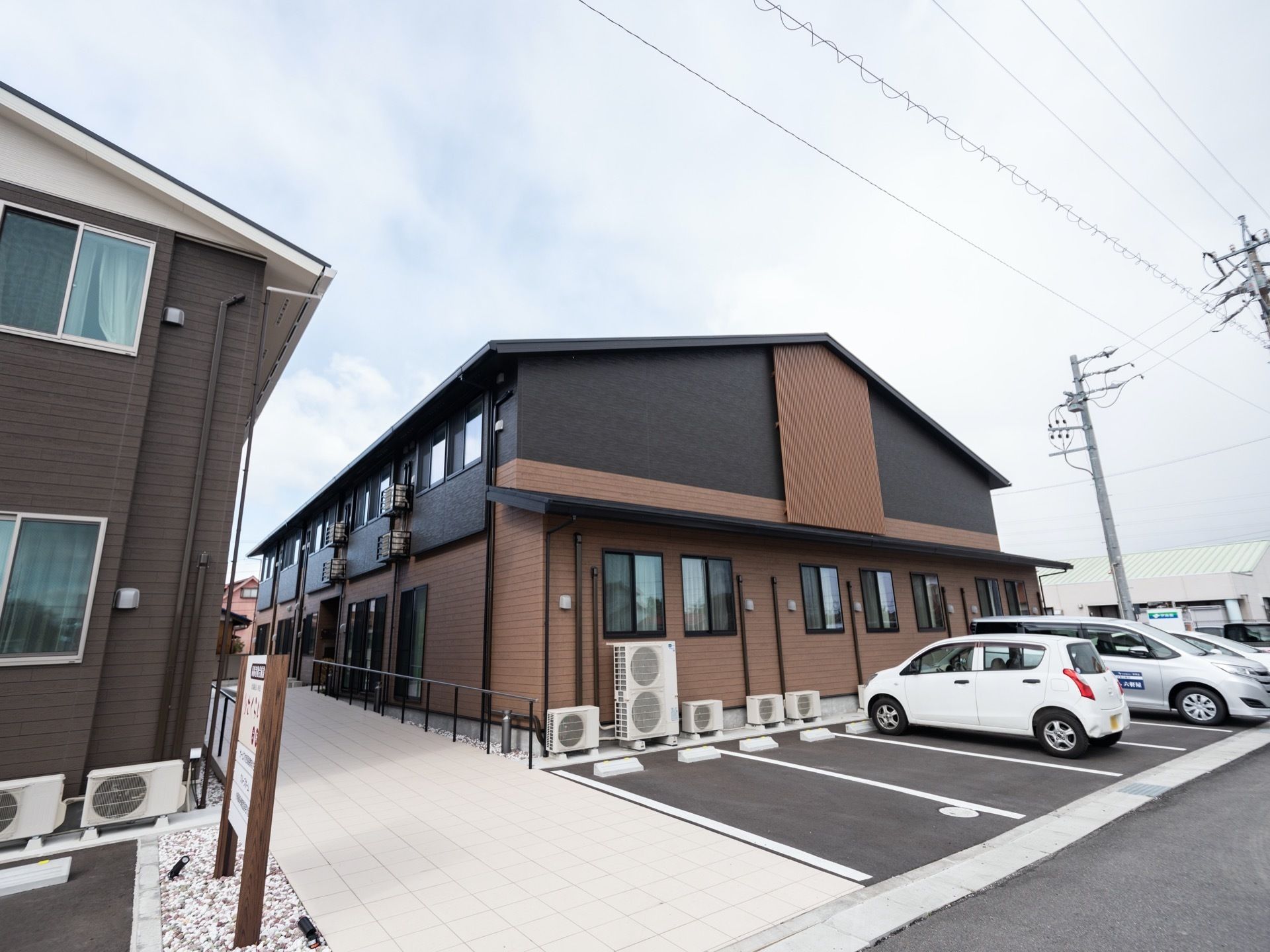 日照条件の良い場所に建っている、施設の外観。敷地内は段差のない地面や手すりなどの、バリアフリー環境が整えられている。