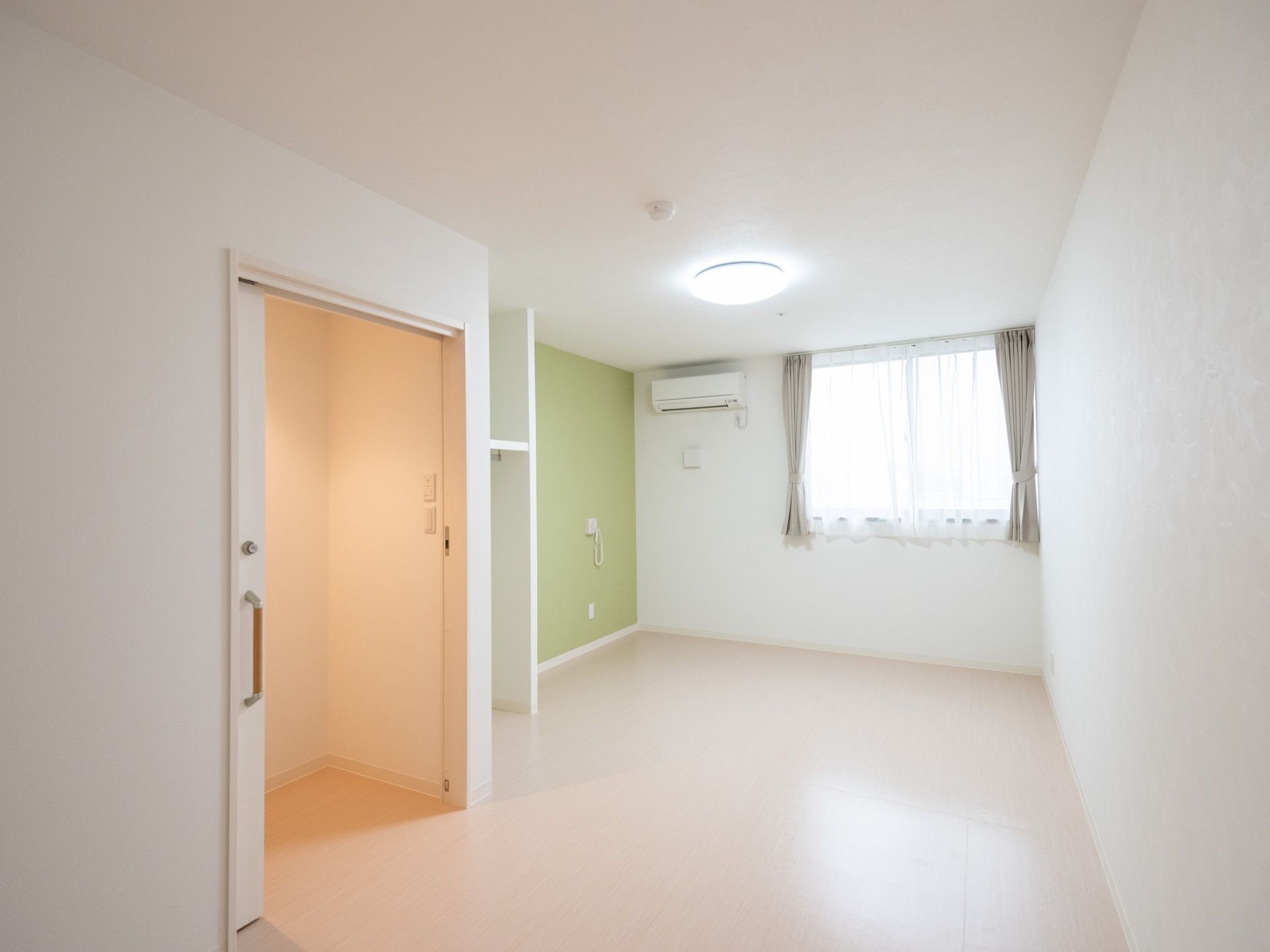 居室にはあらかじめ、エアコンにクローゼット、照明器具、防災カーテン、緊急通報装置などが備わっている。