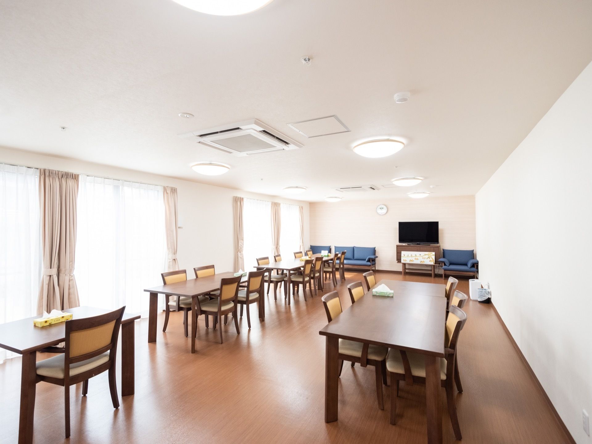 食堂及びデイルームとしてご利用いただいている、広々とした部屋である。遠くからでも鑑賞できる、大型のテレビが設けられている。