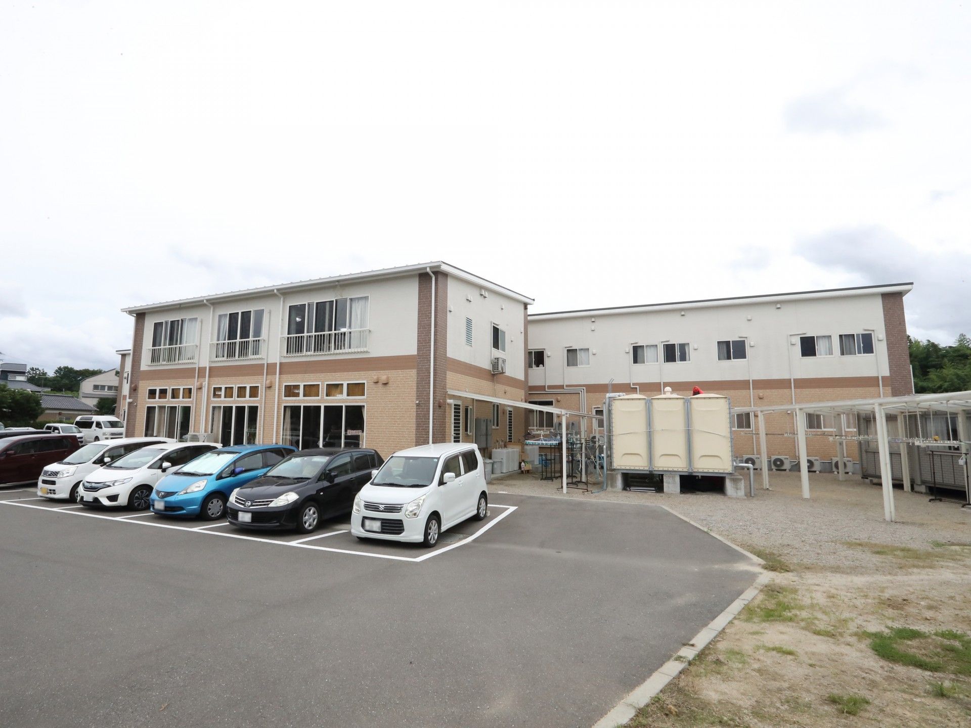 広々とした施設の外観