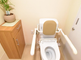 ケアホームの清潔なトイレ空間