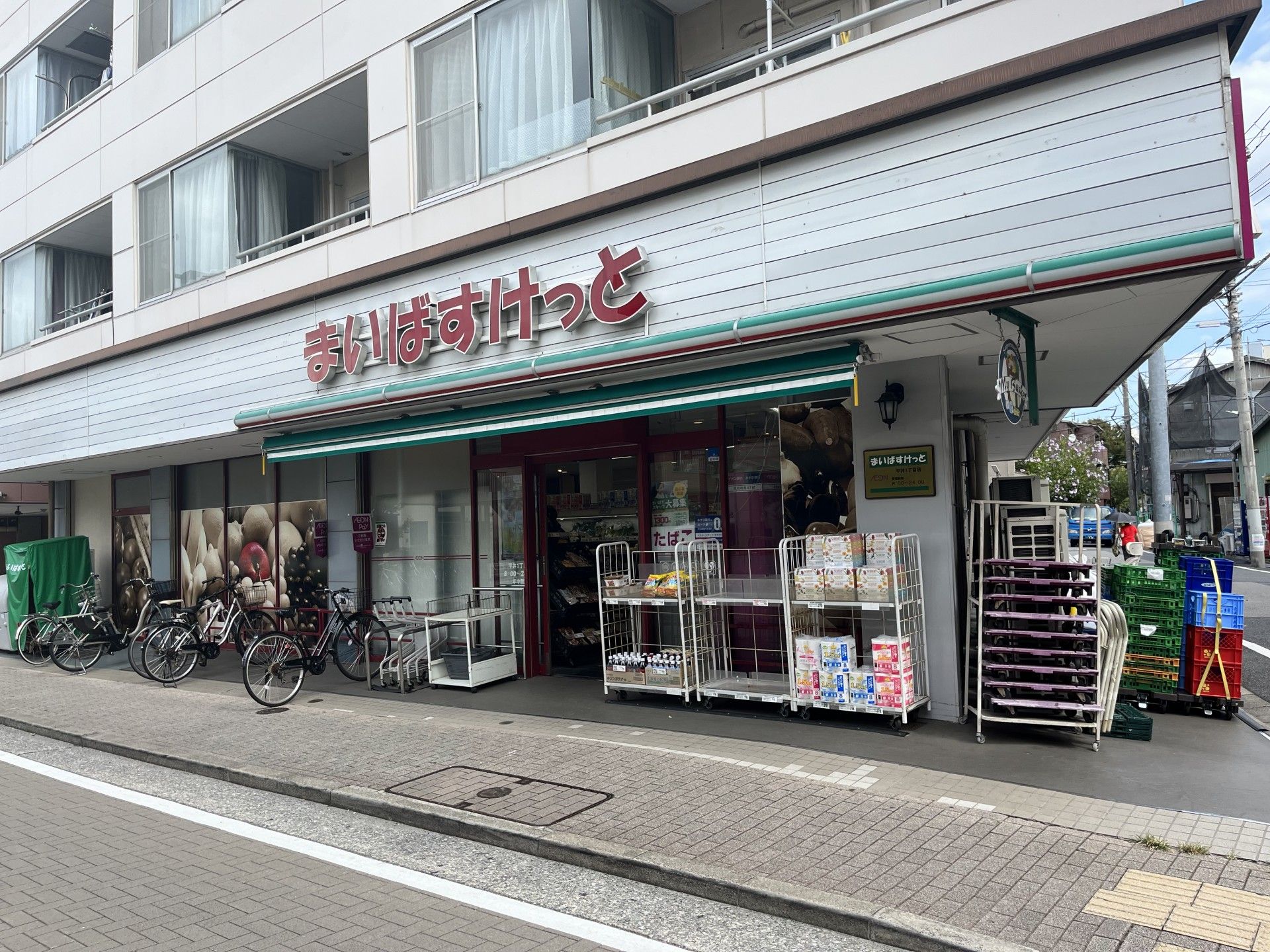 施設周辺にコンビニエンスストアがある。食料品や日用品、雑誌類などさまざまなものが買い物できるので、便利である。
