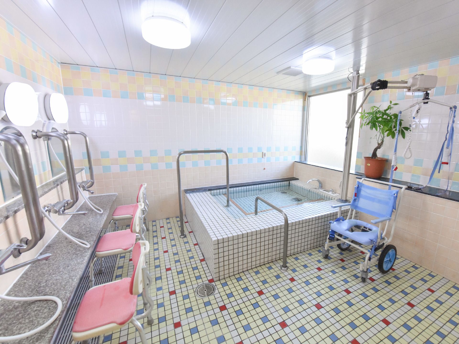 浴場には、専用の介護用具があり、身体に負担をかけないように入浴が可能。ゆったり癒され、入浴ができる浴槽がある。