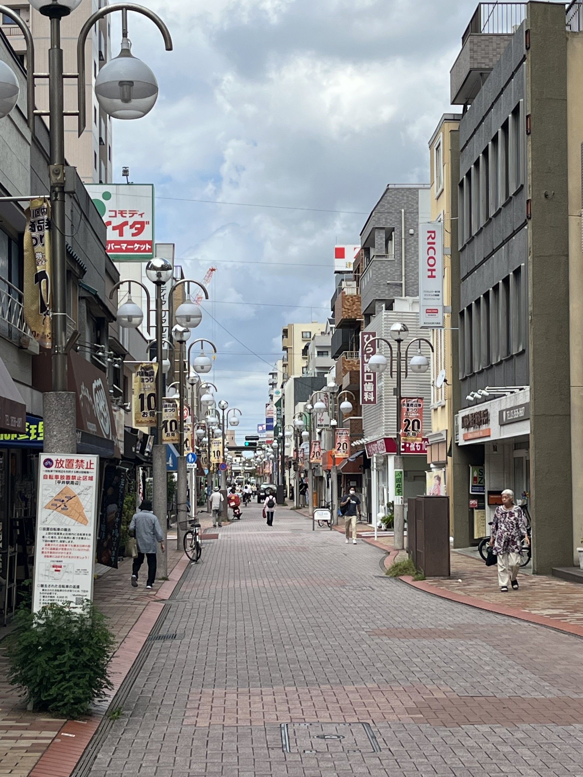 ファストフード店が近くにあり、手軽な外食に便利である。持ち帰りもできるので、施設や公園などで召し上がることもできる。