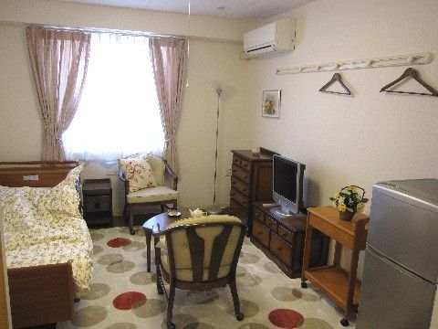 居室には介護ベッドと椅子、机がある。