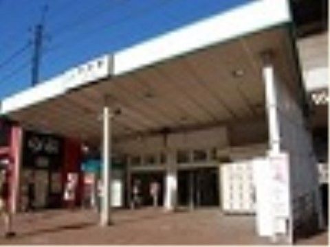 駅が近くにあり、来訪者様が公共交通機関を利用されるときに便利である。駅前にはいろいろな店舗があり、買い物にも最適である。