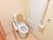 バリアフリーのトイレは、座った時の両側や出入口に手すりが設置されている。呼び出しブザーが設けられ、安全対策をしっかりしている。