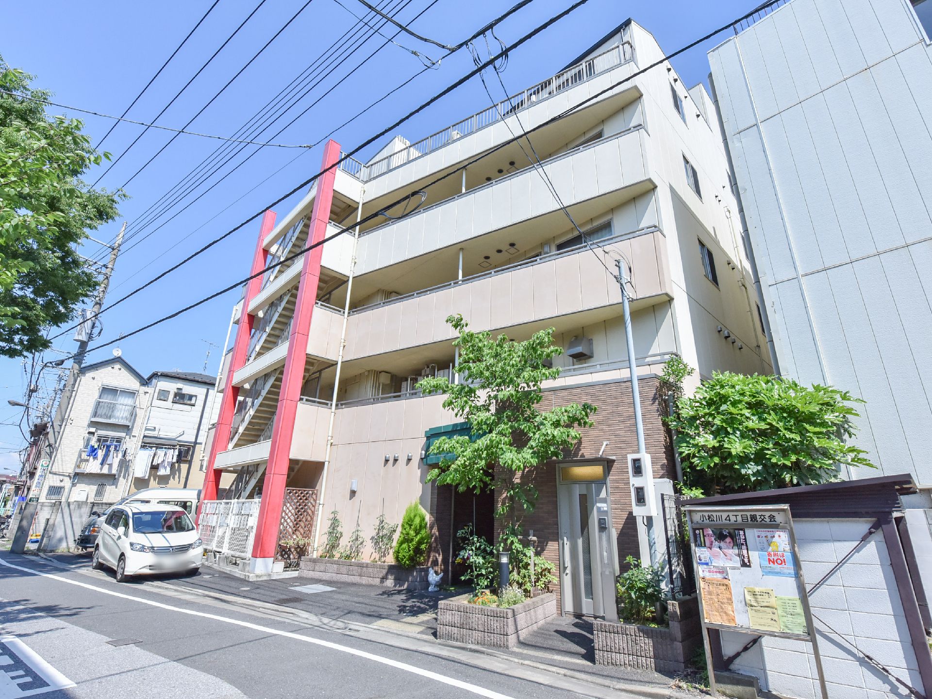介護付有料老人ホーム ラ・ナシカこまつがわの外観である。駐車場があるので楽に通うことができる。