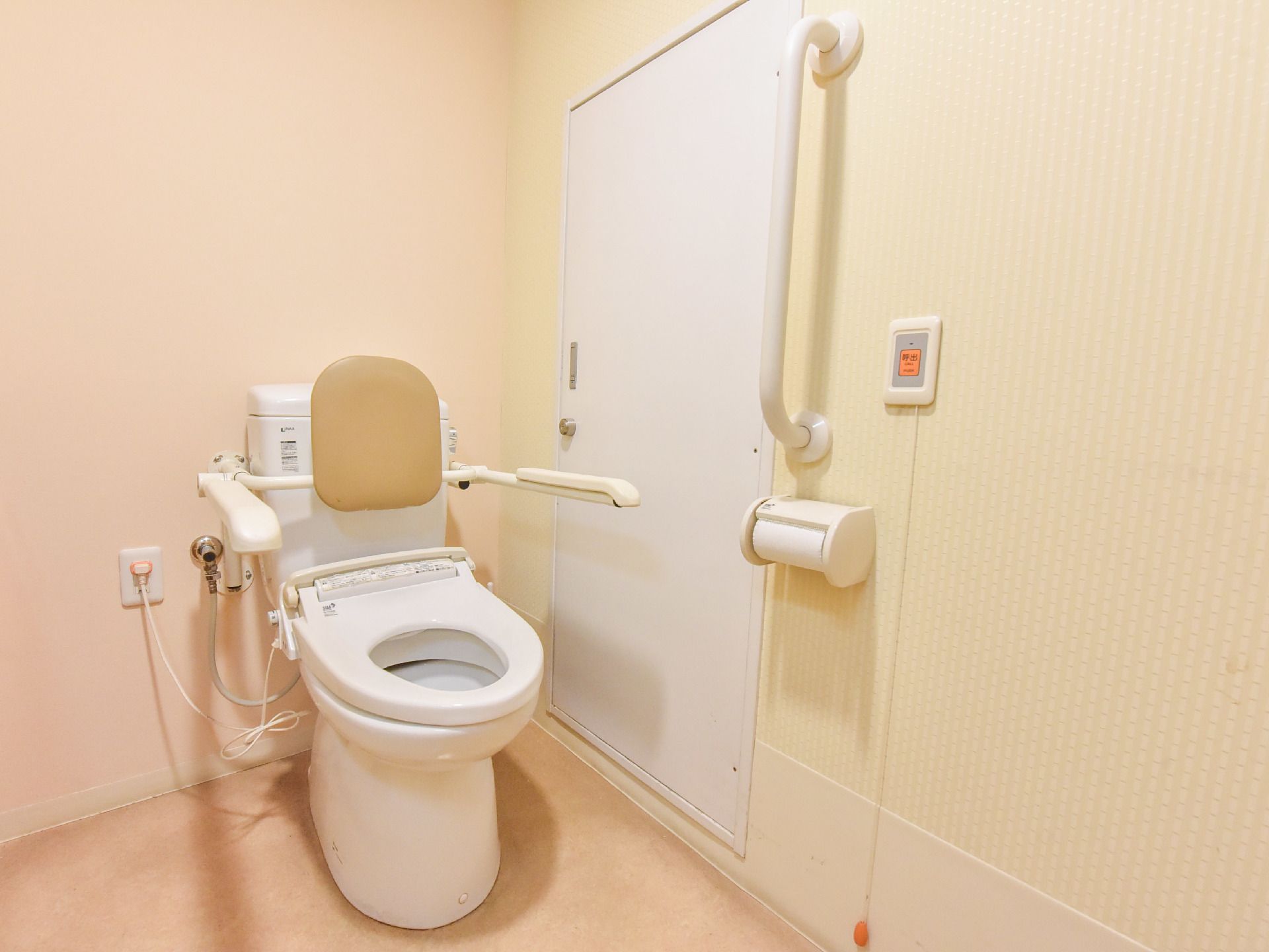トイレの内装は、オフホワイトや淡いベージュを使用し、落ち着きがありながら、清潔感のある室内になっている。呼び出しブザーの紐が長いので、安心。