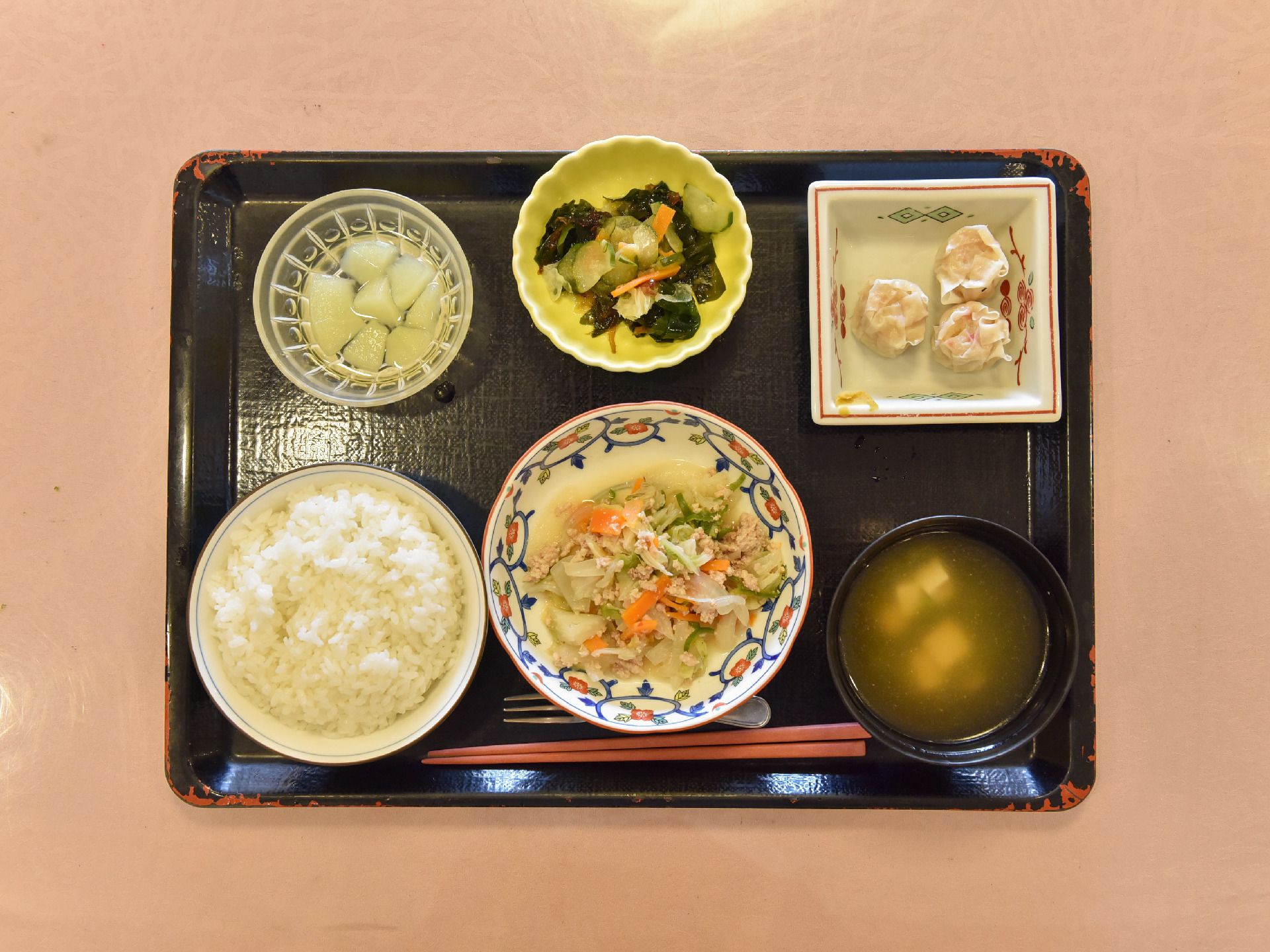 食事はお盆に載せられて、米飯、汁物、主菜、副菜が2品、デザートの果物が出る。箸1膳と小さいフォーク1本が添えてある。