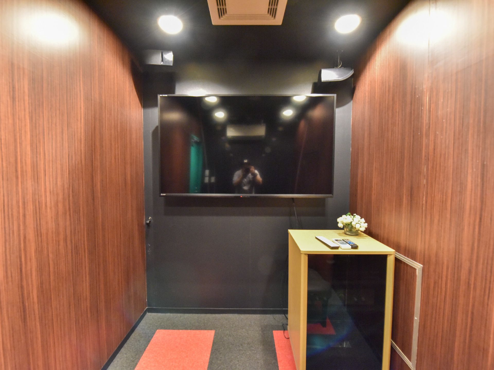 館内には、個人の趣味を自由に楽しめるよう、各種の設備がある。シアタールームでは、大画面での映画が楽しめる。また、鑑賞会なども行われている。