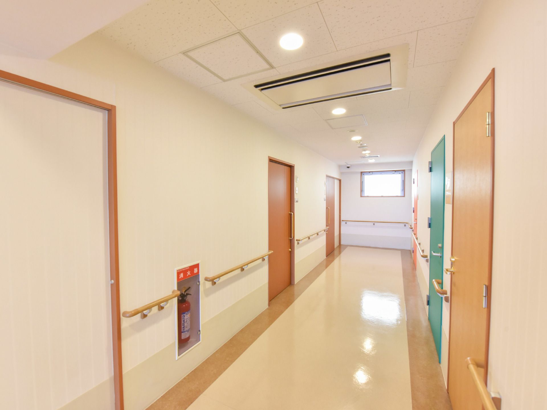 部屋と部屋をつないでいる廊下は、丁寧に掃除され、照明が明るく快適な場所に。消火器は、誰にでも目につく、分かりやすいところに設置されている。