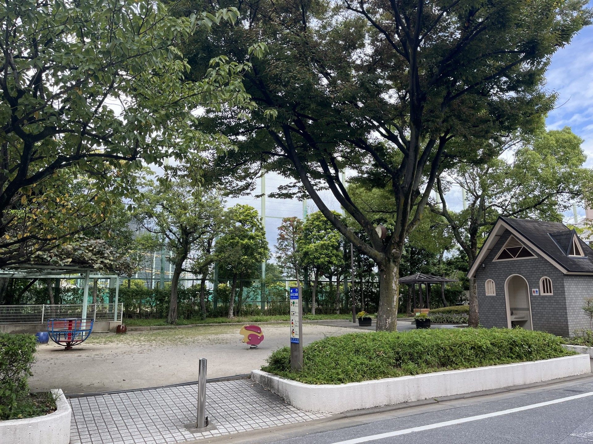 広々とした運動公園が近くにあり、日々の散歩をしたり、子供たちがスポーツをしている姿を眺めたりすることができる。