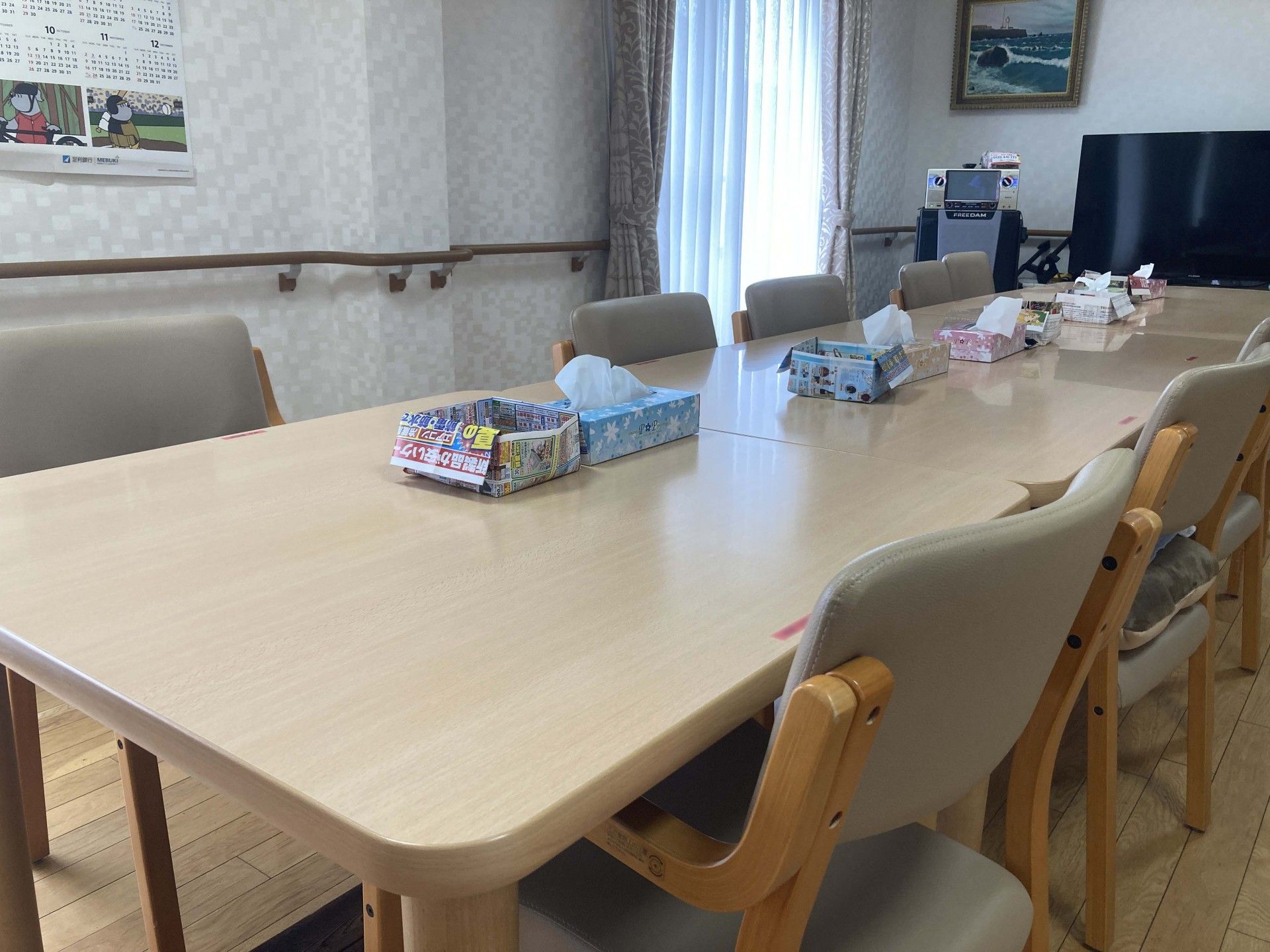 長テーブルと椅子の部屋