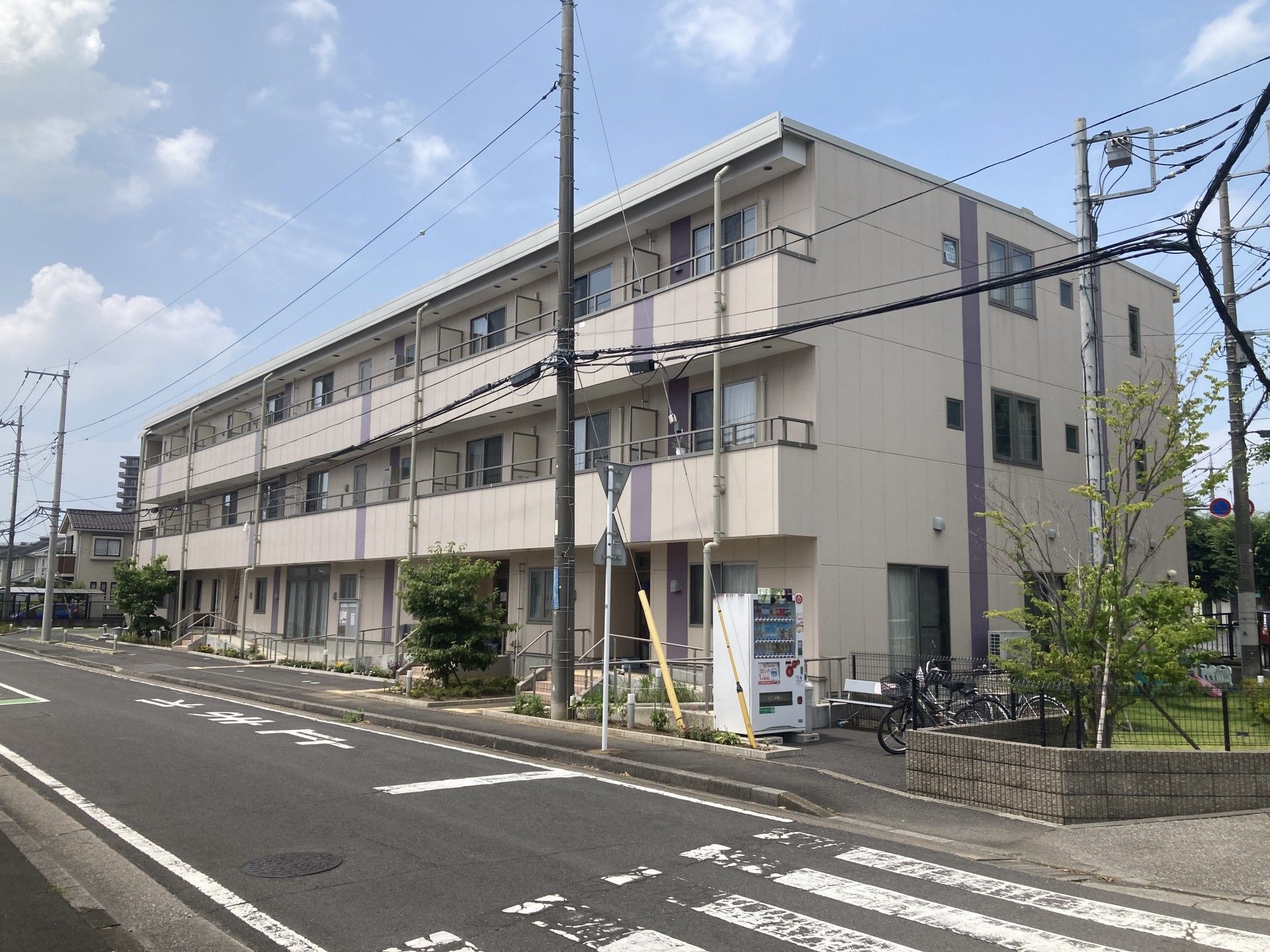 車いすに乗った女性に話しかけるスタッフとの2ショット。笑顔を見せている高齢の女性