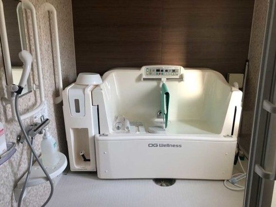 座った姿勢のまま利用できるタイプの浴槽の様子。介護施設内の特殊浴槽の写真