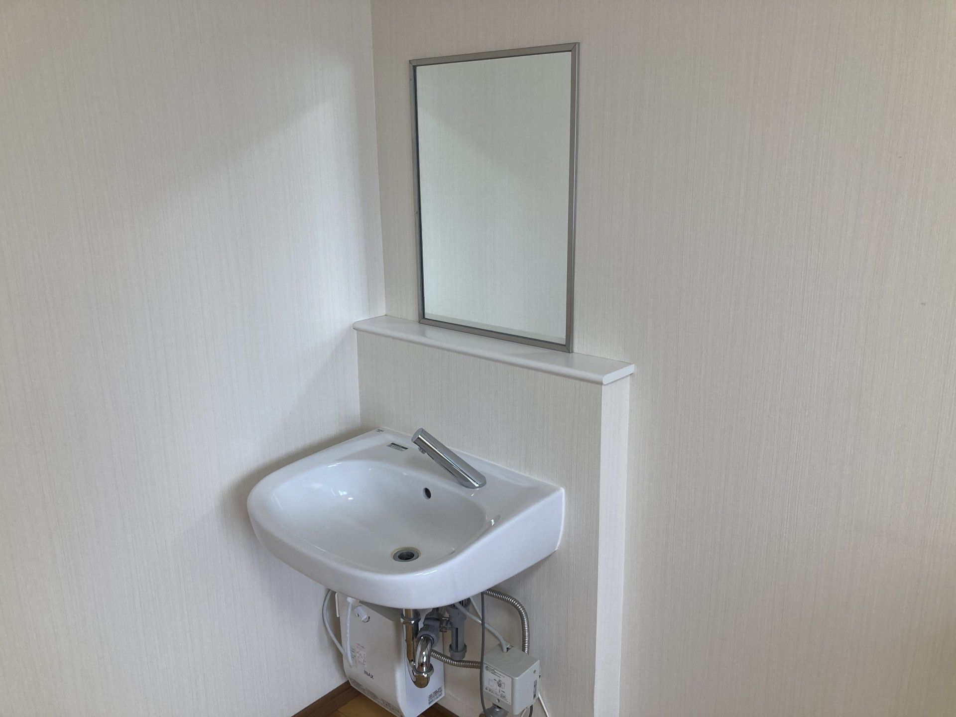 洗面台と鏡のある壁