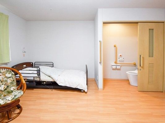 右側の大きなスライド式のドアが設置された場所にはトイレがあり、左側のベッドサイドには緊急通報装置もある。