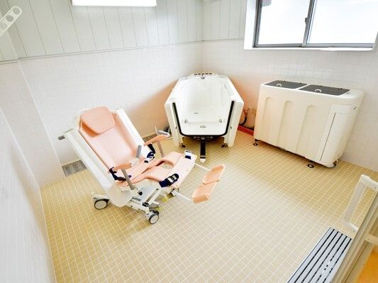 大きな窓が付いた広い浴室には浴槽はなく、機械浴が設置されたている。浴室には大きな窓も付いている。