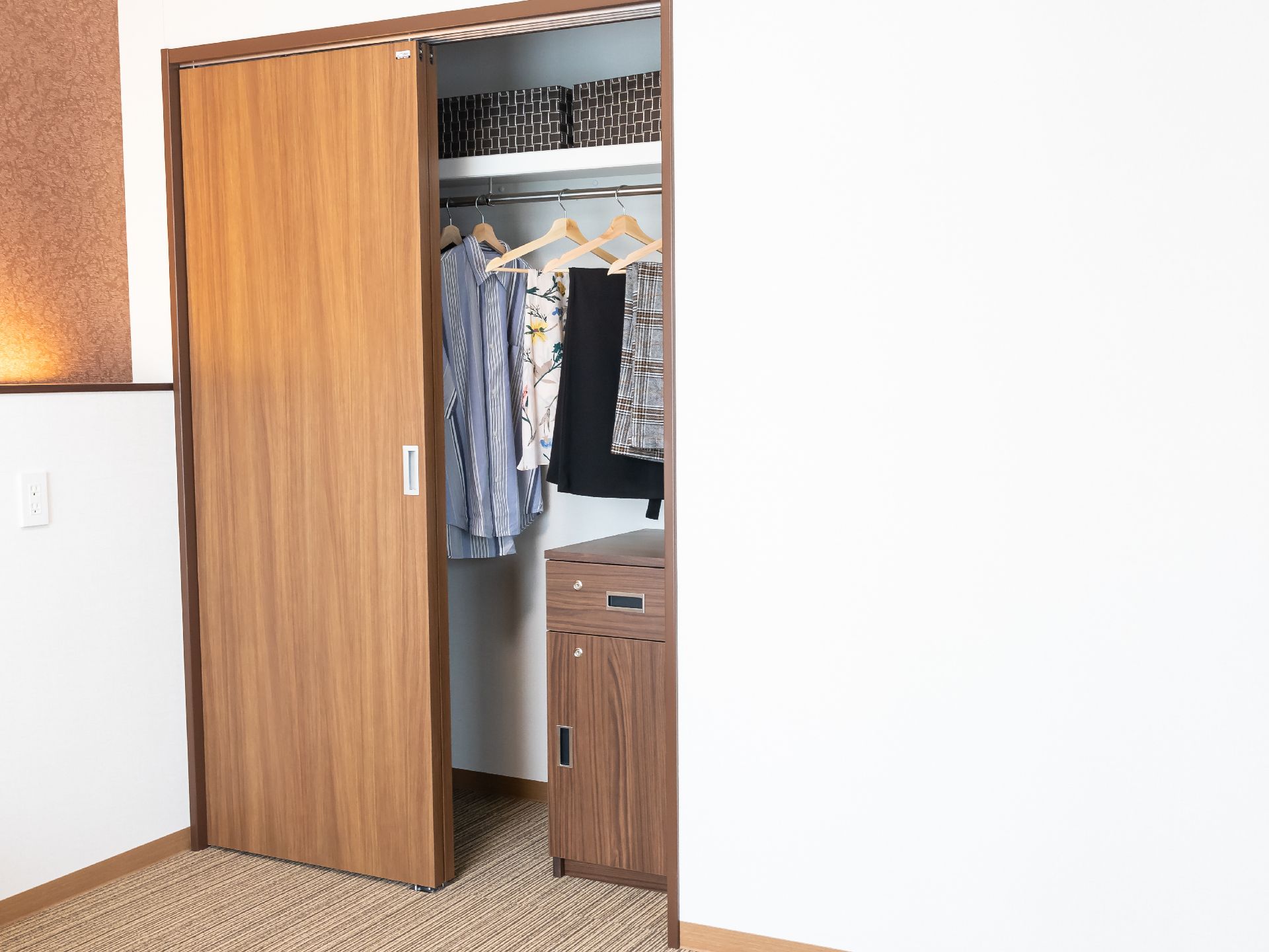 居室ごとに設置されている私服を収納可能なクローゼット