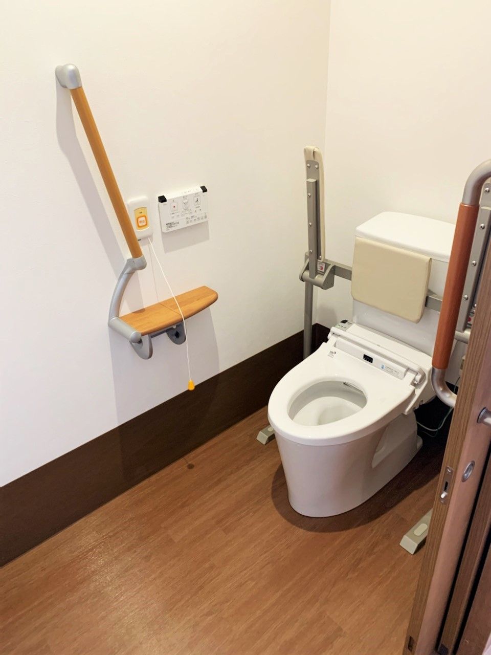 壁だけでなく便座にも手すりが設置され、背もたれや呼び出しボタンも付いている。