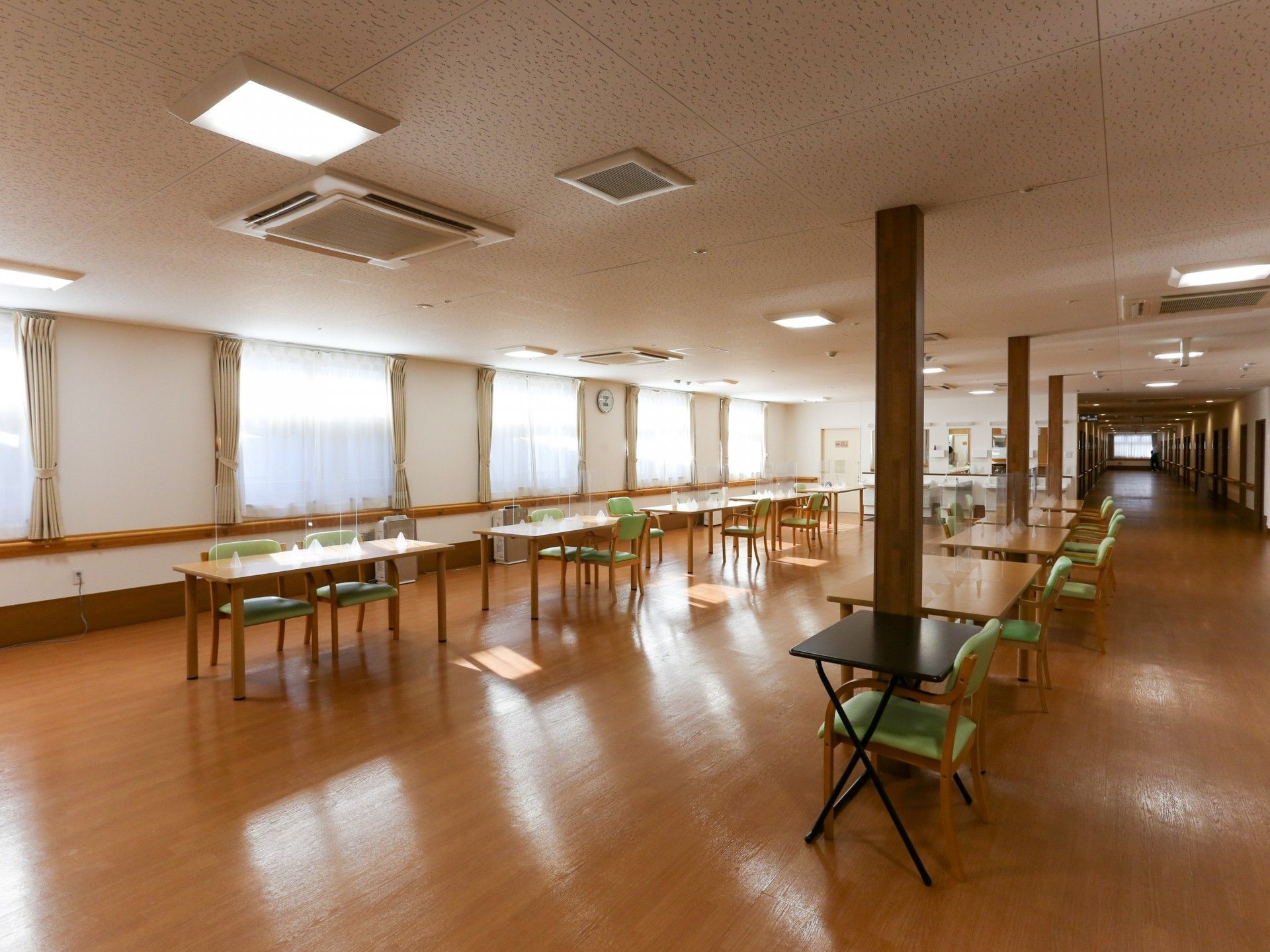 広々とした明るい食堂